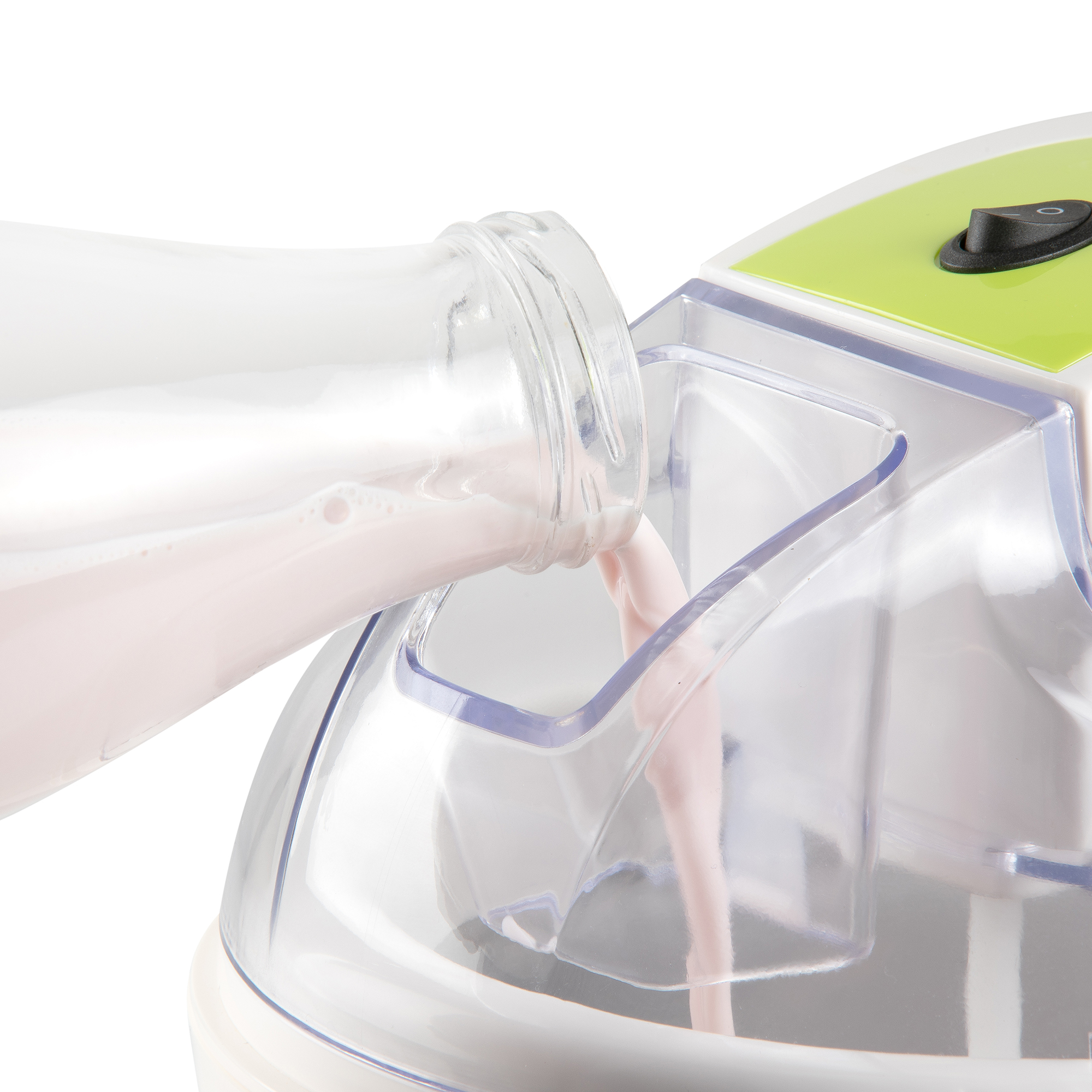 Rosa Milch wird aus einer Glasflasche in eine Eismaschine gegossen.