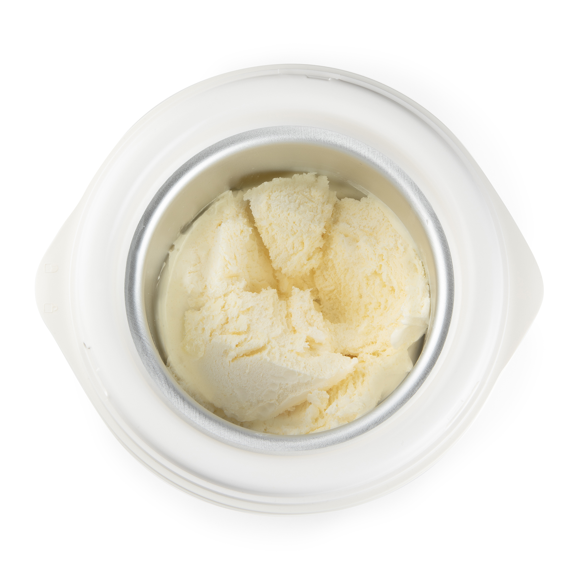 Ansicht von oben auf eine Eismaschinenschüssel mit cremiger gelber Vanilleeismasse vor weißem Hintergrund.