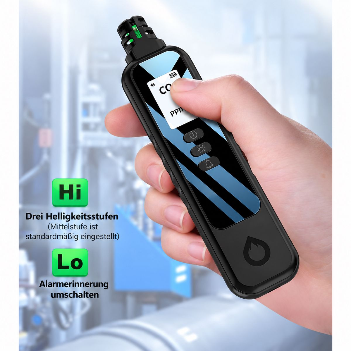 Hand hält ein schmales schwarzes digitales Messgerät mit Display vor verschwommenem Hintergrund.