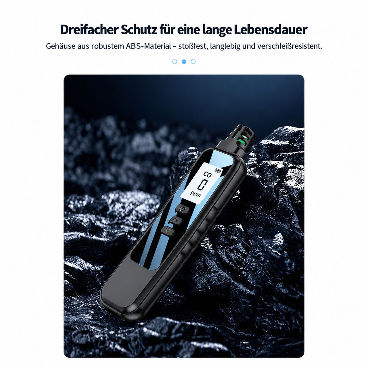 Ein schwarzer CO-Detektor aus ABS-Material liegt auf dunklen Steinen. Das Display zeigt CO 0 ppm.