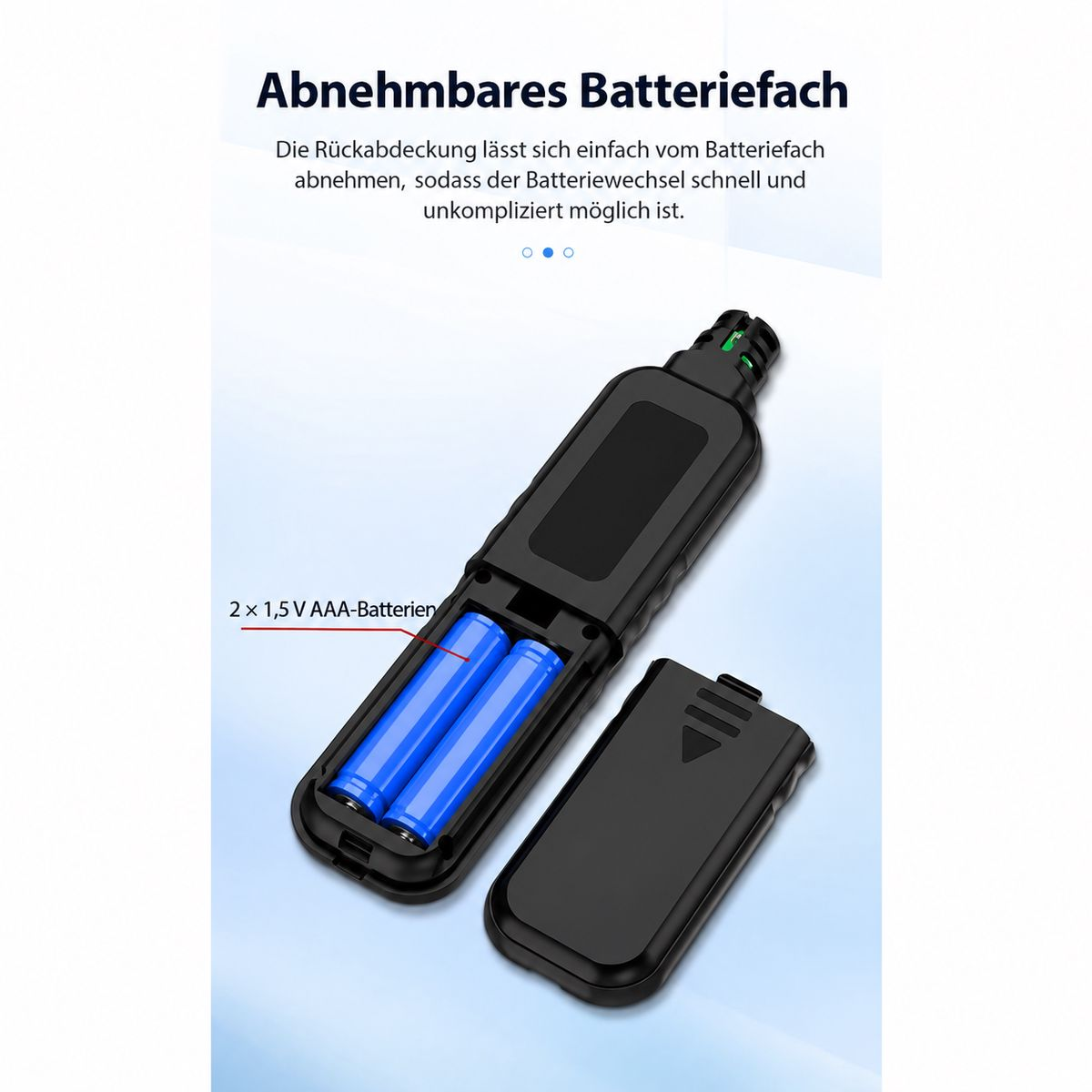 Ein schwarzes elektronisches Gerät mit offenem Batteriefach zeigt zwei blaue AAA-Batterien und die abgenommene Abdeckung.
