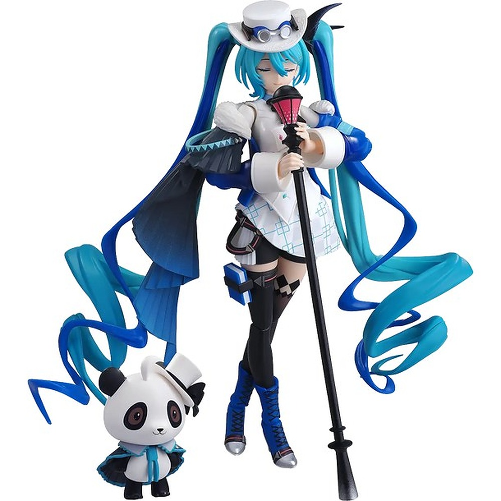 Figurka anime z niebieskimi wlosami, bialym kapeluszem i dlugim kijem obok malej pandy.