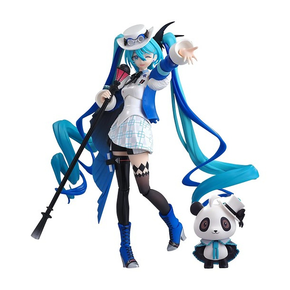 Figura anime z turkusowymi kucykami, niebiesko-białym strojem, trzymająca laskę, obok mała panda w kapeluszu.