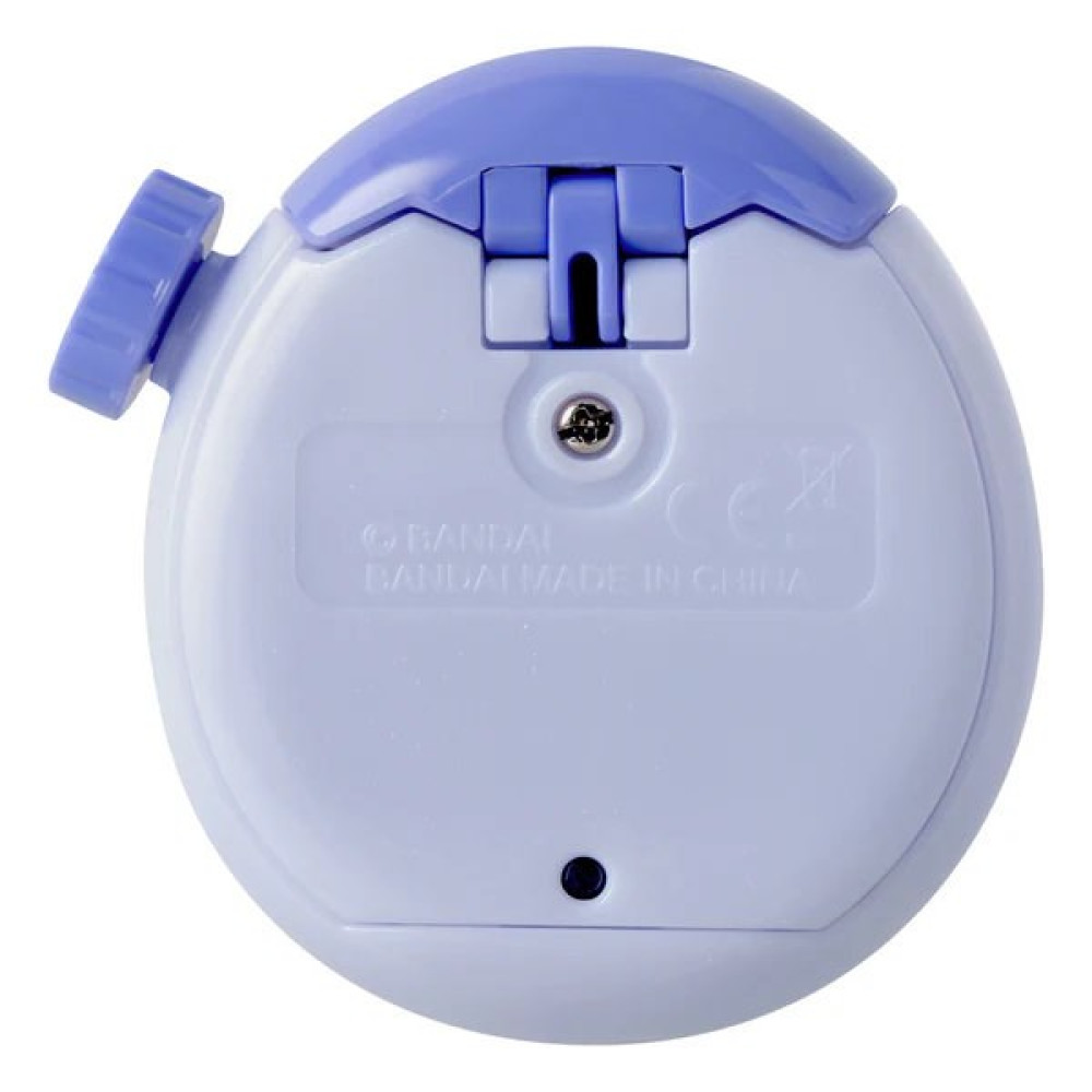Tył jasnoniebieskiego urządzenia elektronicznego z zawiasem, śrubą i wytłoczonym logo Bandai na białym tle.