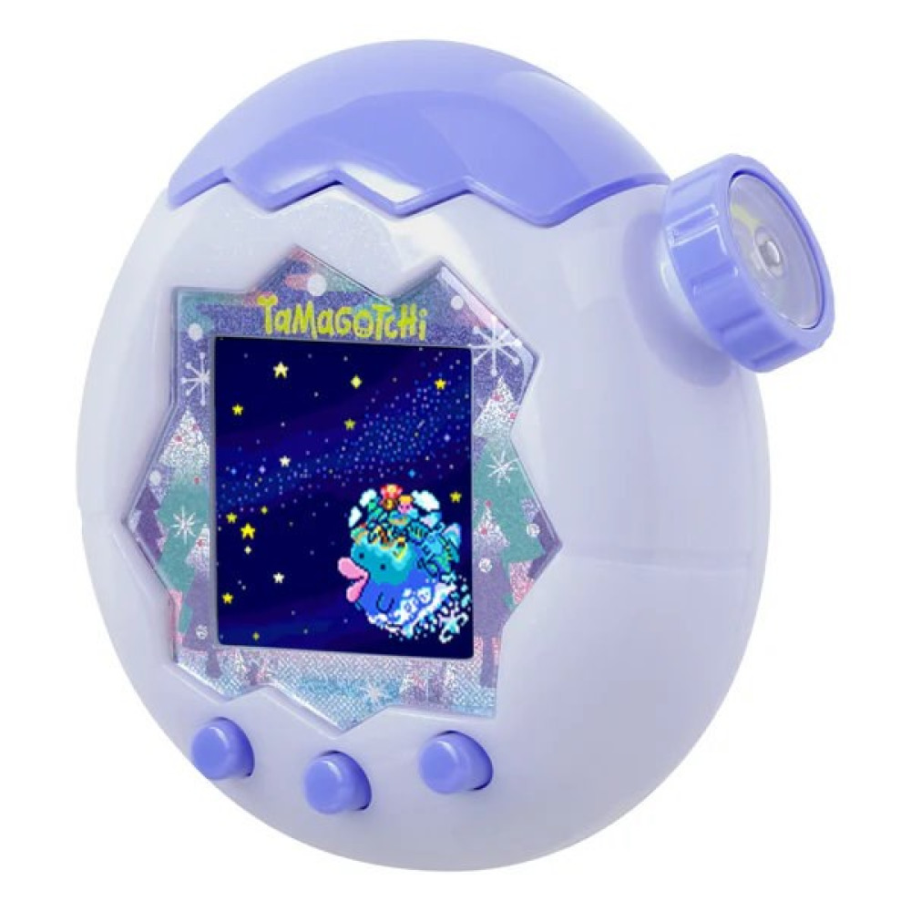 Fioletowe urządzenie Tamagotchi w kształcie jajka z nasadką aparatu i kolorowym zwierzakiem pikselowym na ekranie.