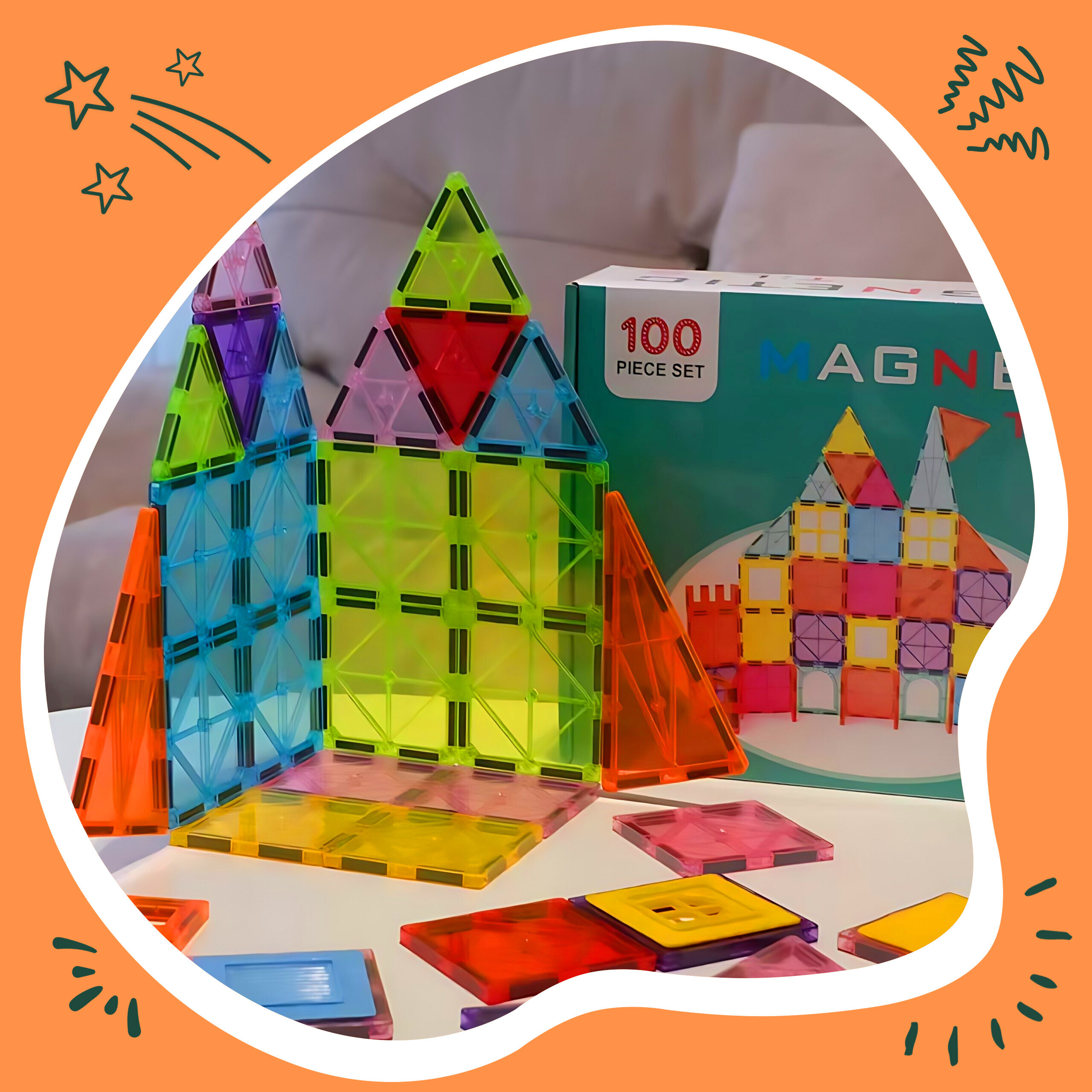 Bunte magnetische Bauklötze auf einem Tisch, daneben eine 100-teilige Set-Box.