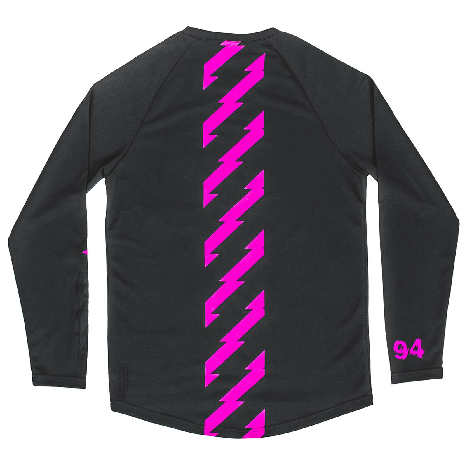 Ein schwarzes Langarmshirt mit einem vertikalen rosa Blitzstreifen auf dem Rücken und der Nummer 94 am Ärmel.