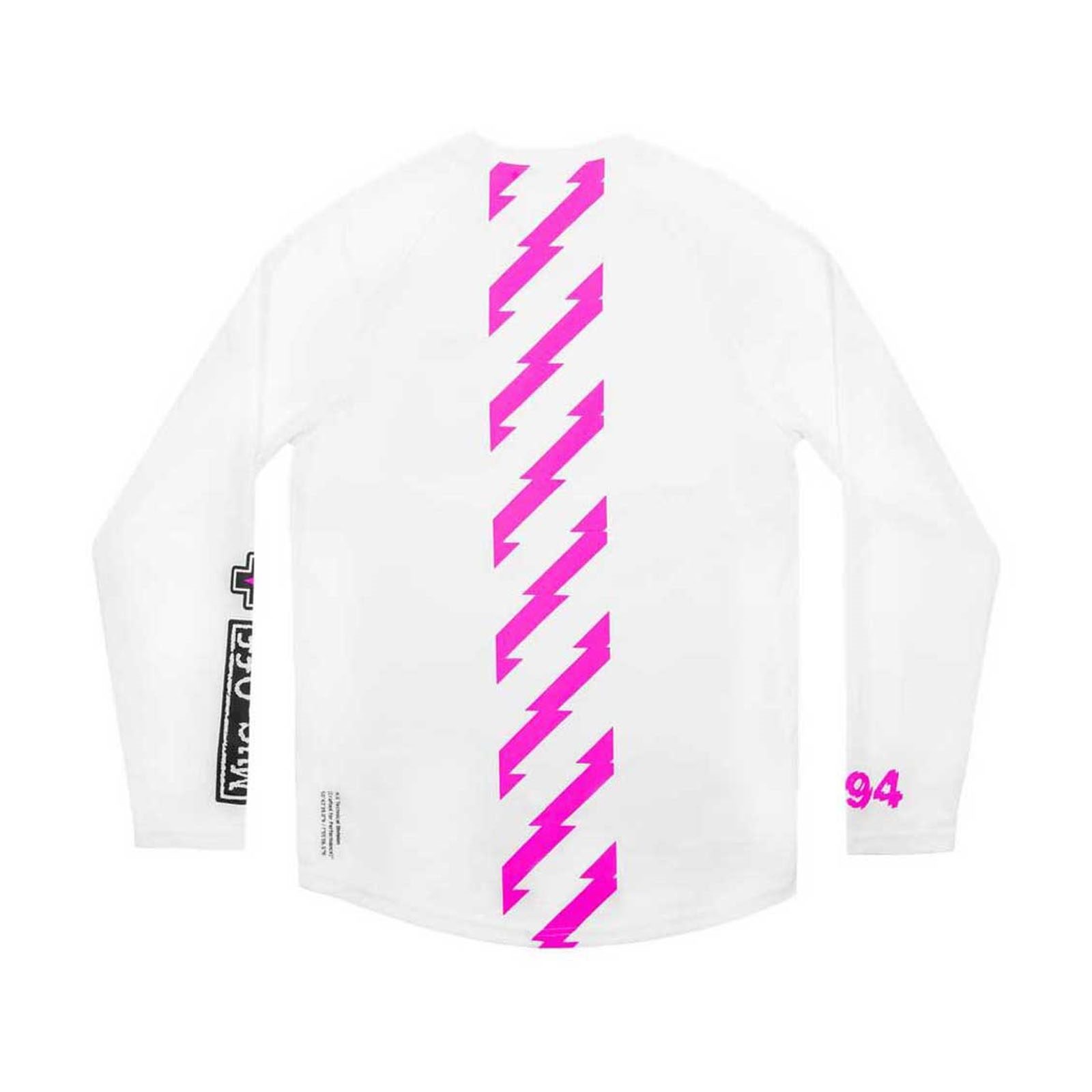 Weißes Langarmshirt mit vertikalem rosa Blitzmuster auf dem Rücken, Grafiktext an den Ärmeln und der Nummer 94.