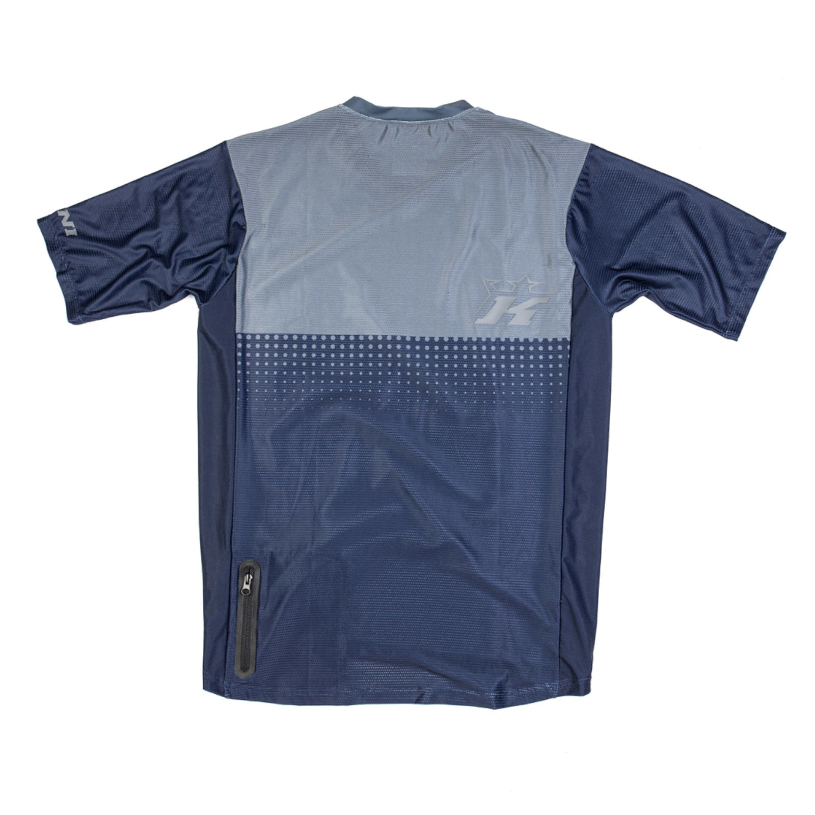 Rückansicht eines blau-grauen Funktionsshirts mit Reißverschlusstasche.