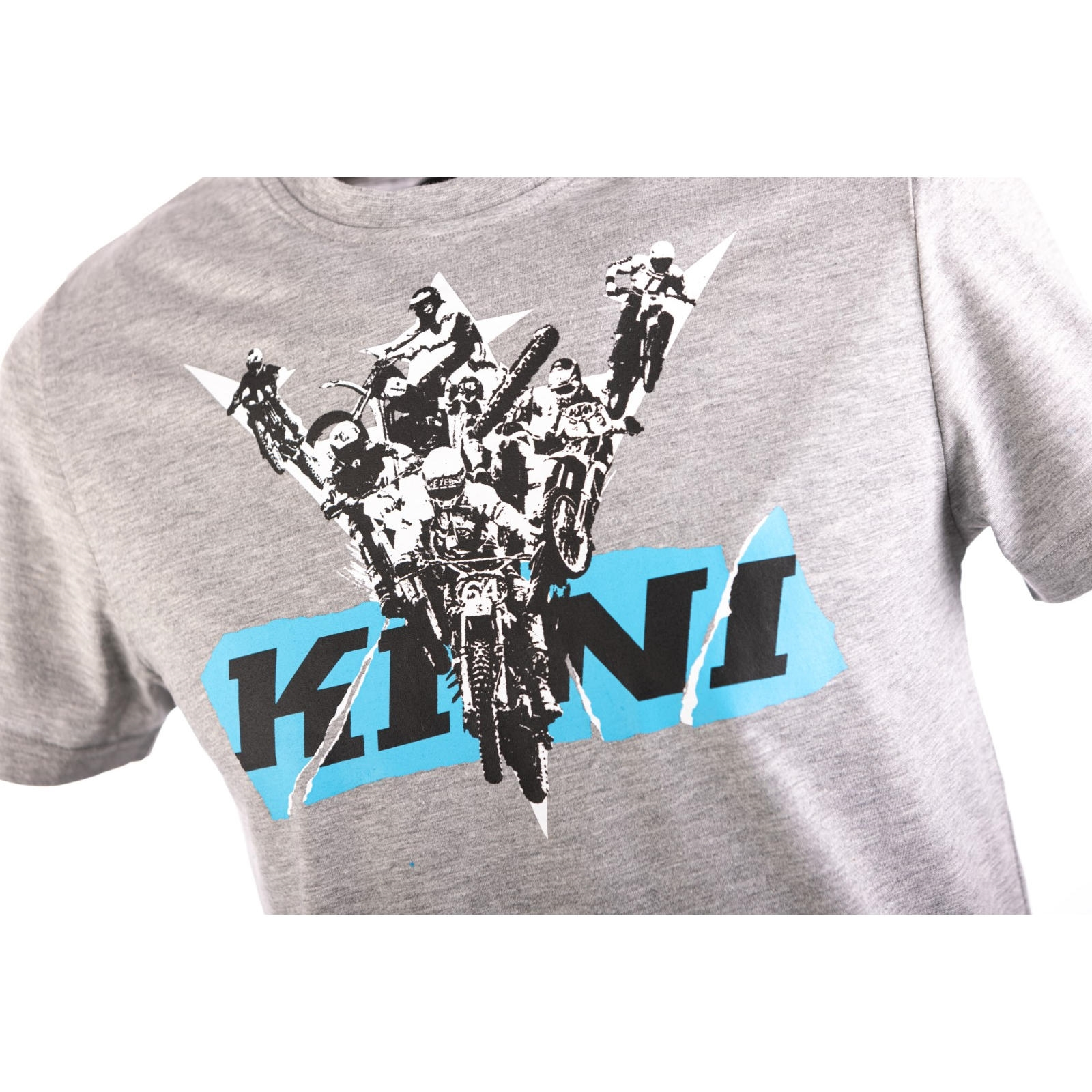 Ein graues T-Shirt zeigt eine schwarz-weiße Motocross-Grafik über dem blauen Text KINI.