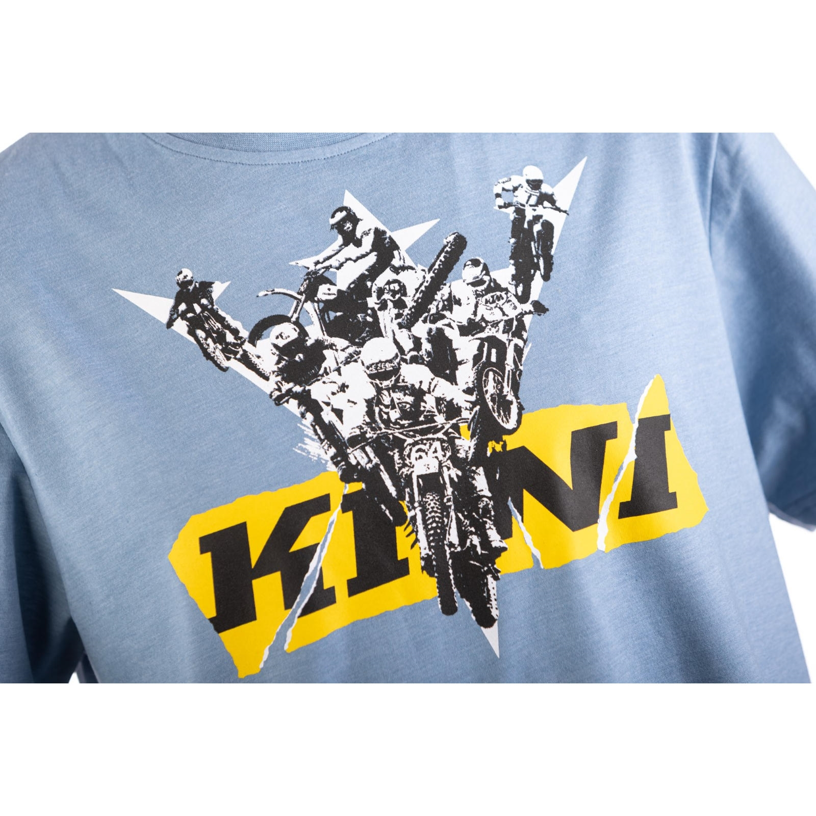 Hellblaues T-Shirt mit Motocross-Grafik und gelbem KINI-Schriftzug.