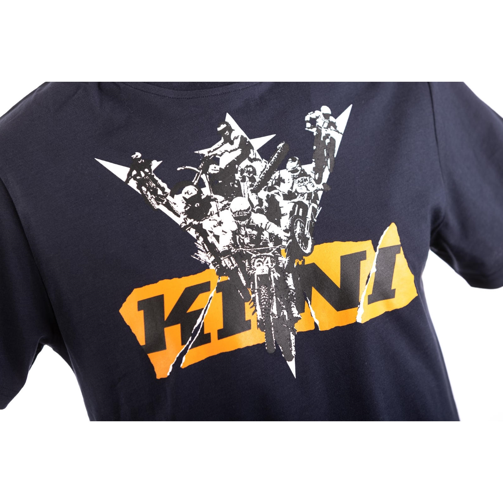 Ein dunkles T-Shirt mit einem schwarz-weißen Motocross-Grafikprint und dem gelben Schriftzug KINI.