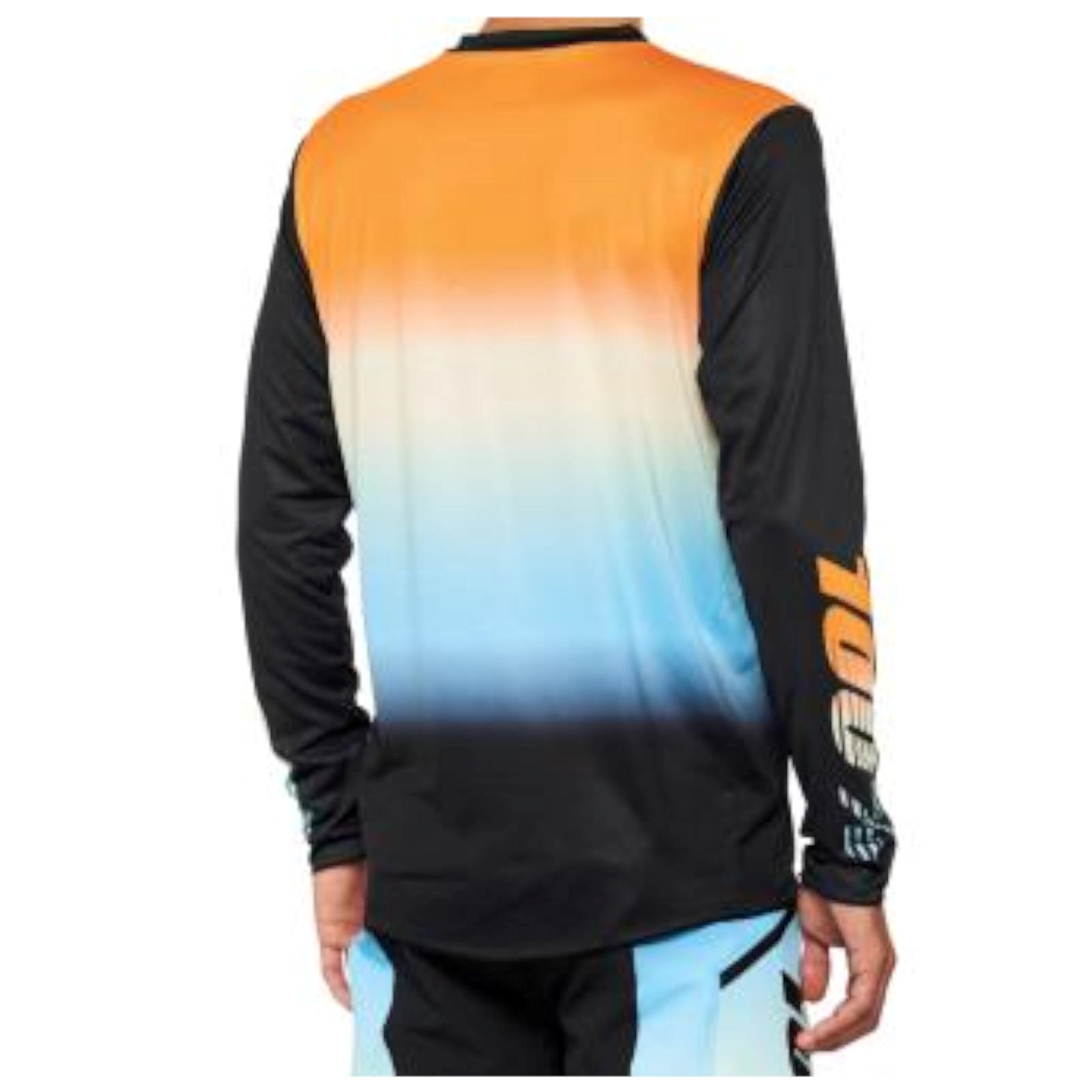 Rückansicht eines Langarmshirts mit Farbverlauf von Orange zu Blau und Schwarz und schwarzem Text auf dem Ärmel.