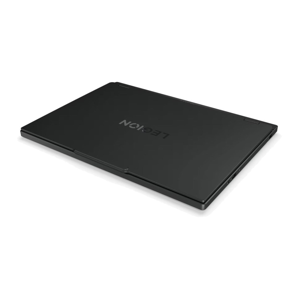 Zamknięty czarny laptop Lenovo Legion na białym tle z widocznym logo.