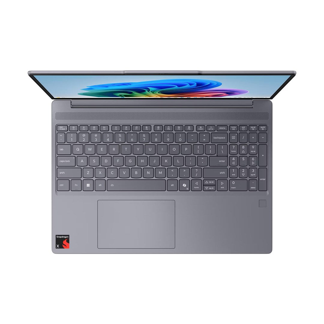 Widok z góry na otwartego szarego laptopa z podświetlanym ekranem, pełną klawiaturą i touchpadem.