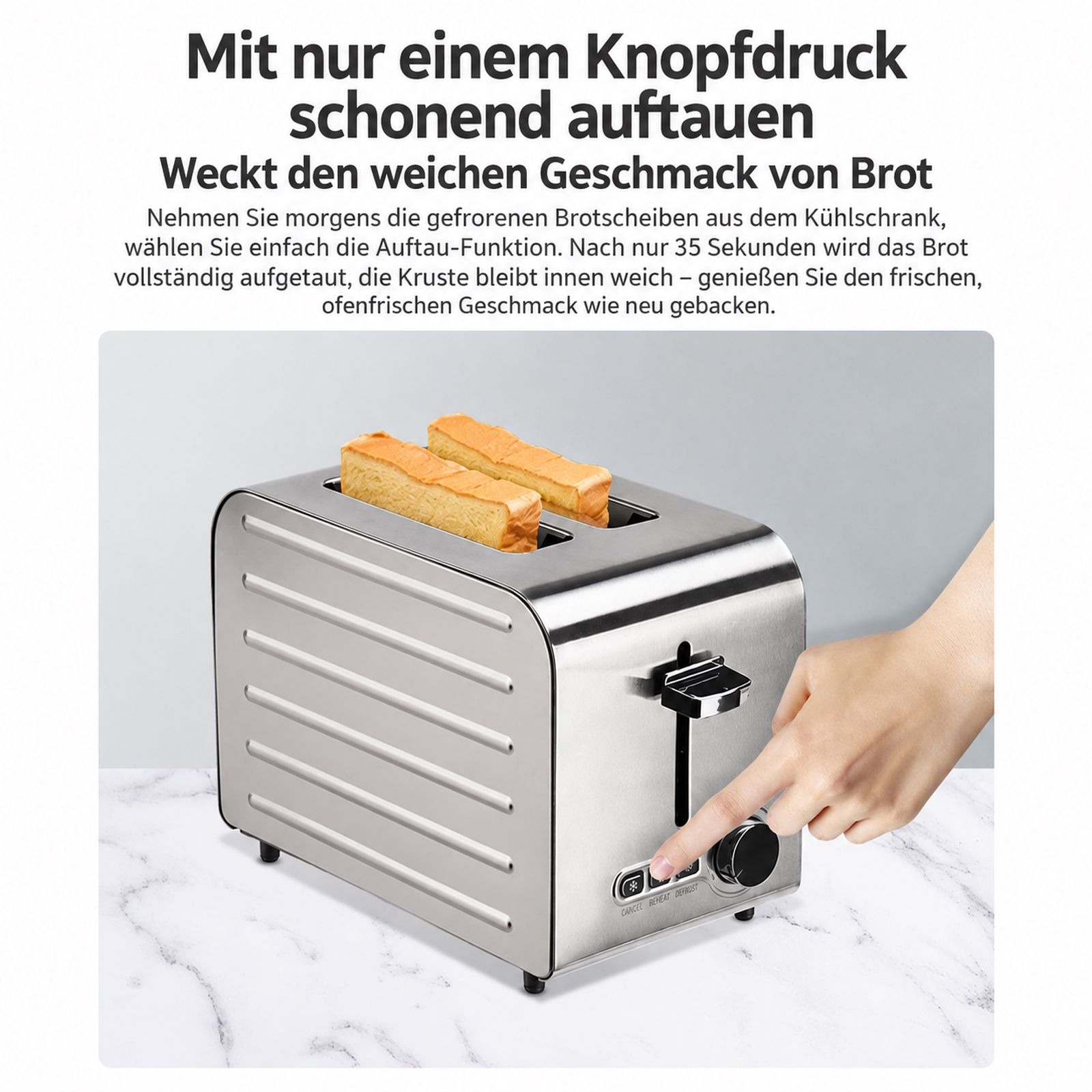 Hand drückt Knopf an silbernem Toaster mit zwei Brotscheiben auf weißer Marmorplatte.