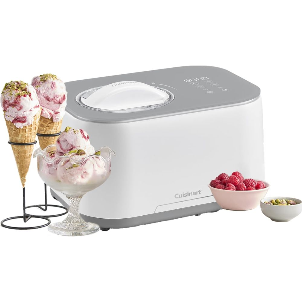 Heladera Cuisinart blanca con helado de frambuesa en conos y boles, con frambuesas y pistachos.