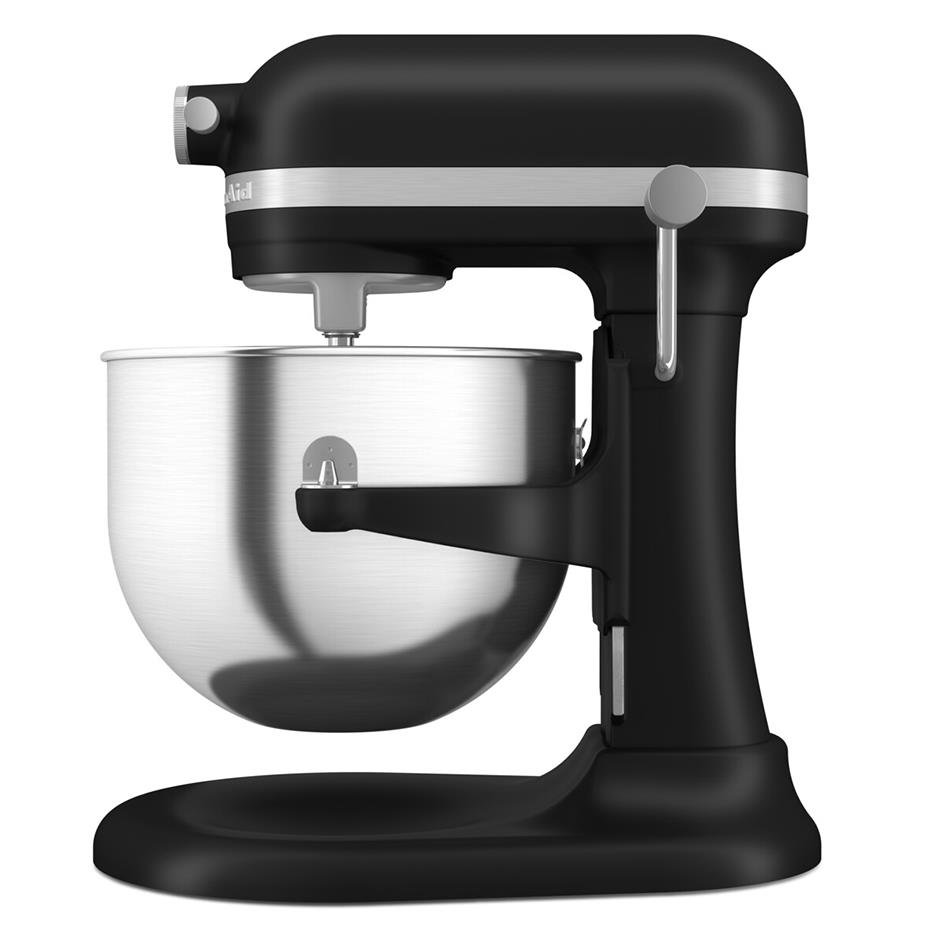Ein schwarzer Standmixer mit einer edelstählernen Schüssel auf weißem Hintergrund.
