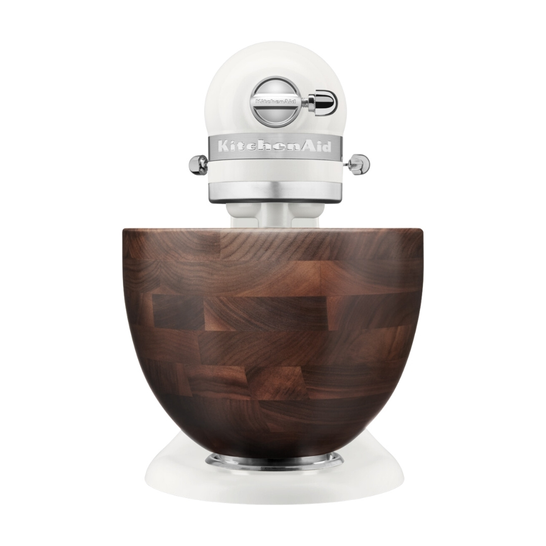 Beyaz arkaplanda koyu ahşap kaseli beyaz KitchenAid stand mikser.