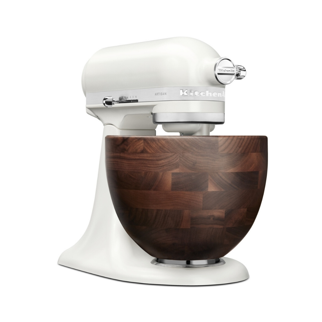 Beyaz arka planda koyu ahşap desenli kaseli beyaz KitchenAid mutfak şefi.
