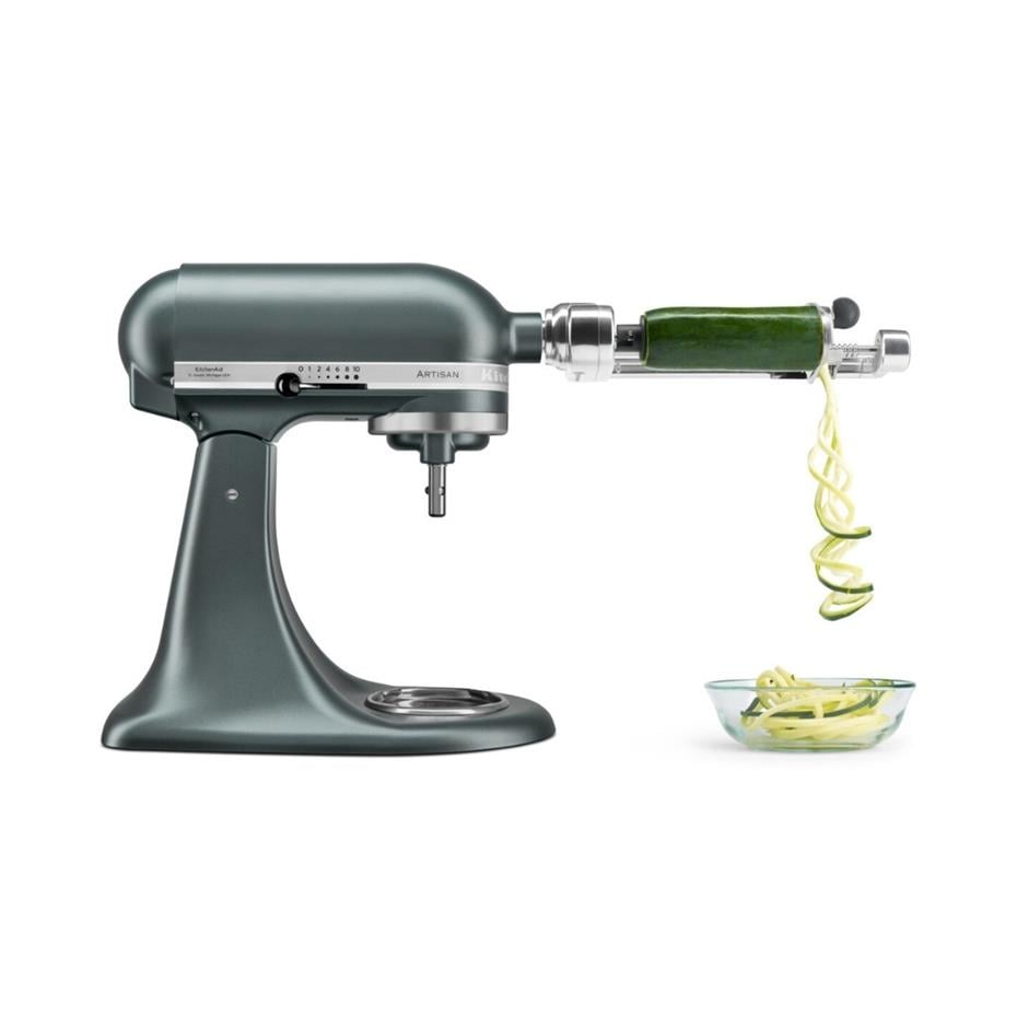 Graue Küchenmaschine mit Spiralschneider schneidet eine Zucchini über einer Schüssel.