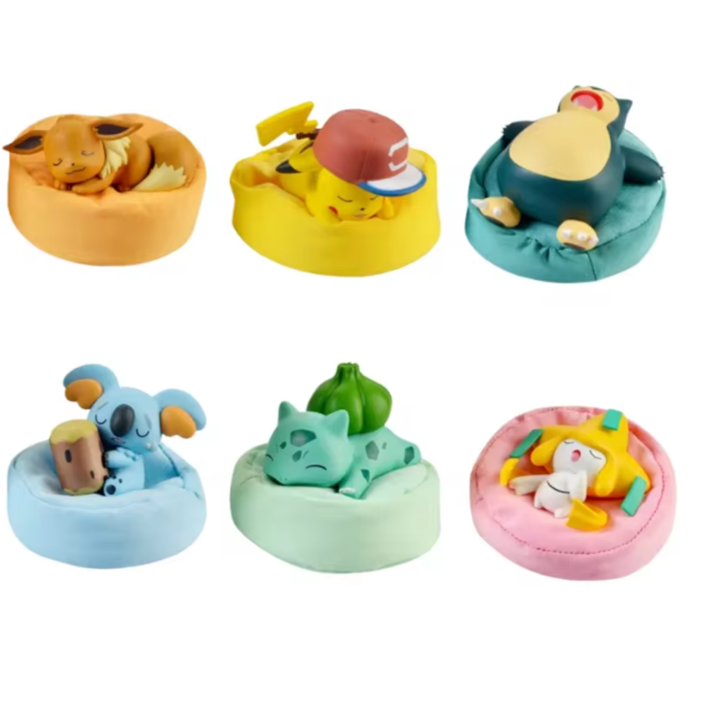 Sechs schlafende Pokemon-Figuren auf bunten Sitzsäcken.