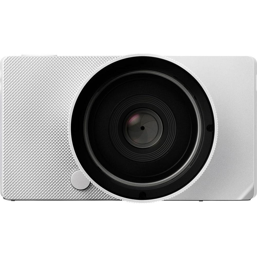 Una fotocamera digitale compatta argentata con un grande obiettivo rotondo e una parte anteriore testurizzata.