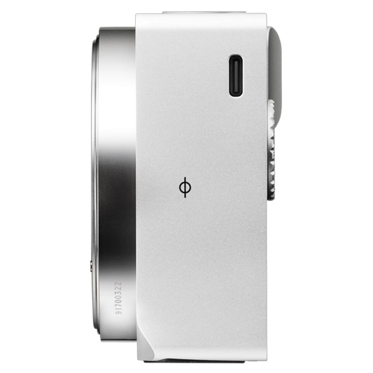 Vista laterale di una fotocamera argentata con porta USB-C, innesto dell'obiettivo e indicatore del piano focale.
