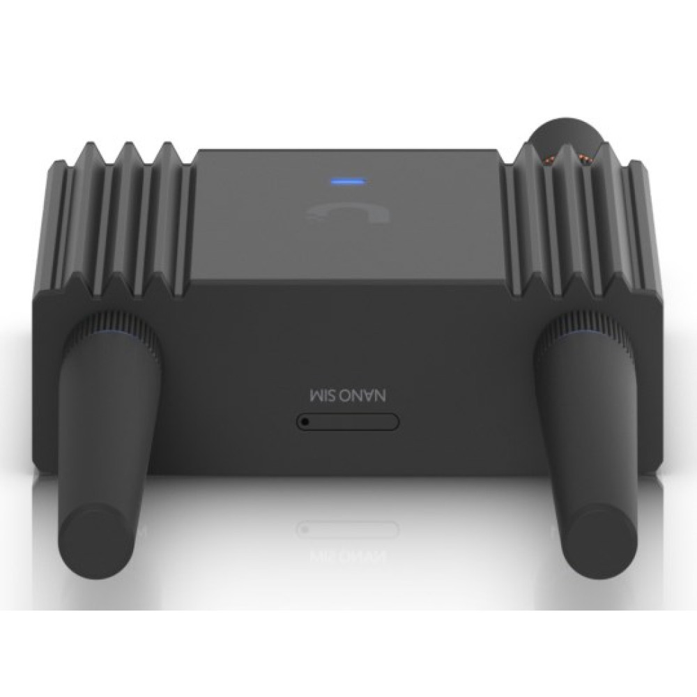 Zwart netwerkapparaat met koelribben, twee antennes en een nano-sim-slot op een wit oppervlak.