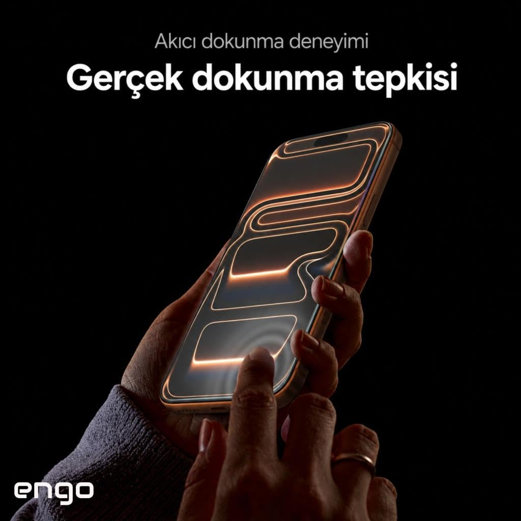 Parlayan sıvı ekranlı akıllı telefonu tutan ve üzerinde Türkçe yazılar olan bir kişi.