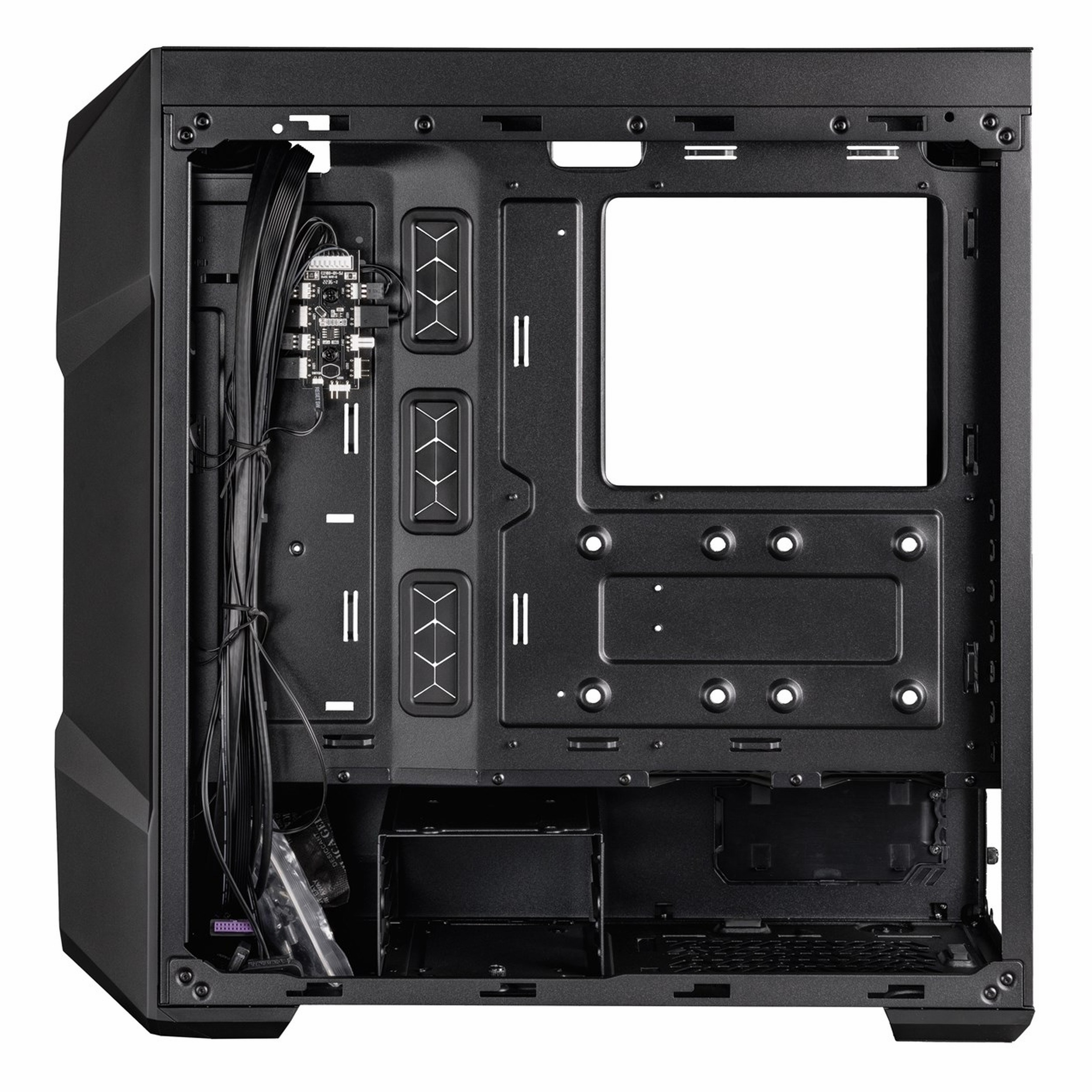 Kablo yönetimi ve anakart için büyük bir açıklığı olan siyah bir PC kasasının içi.
