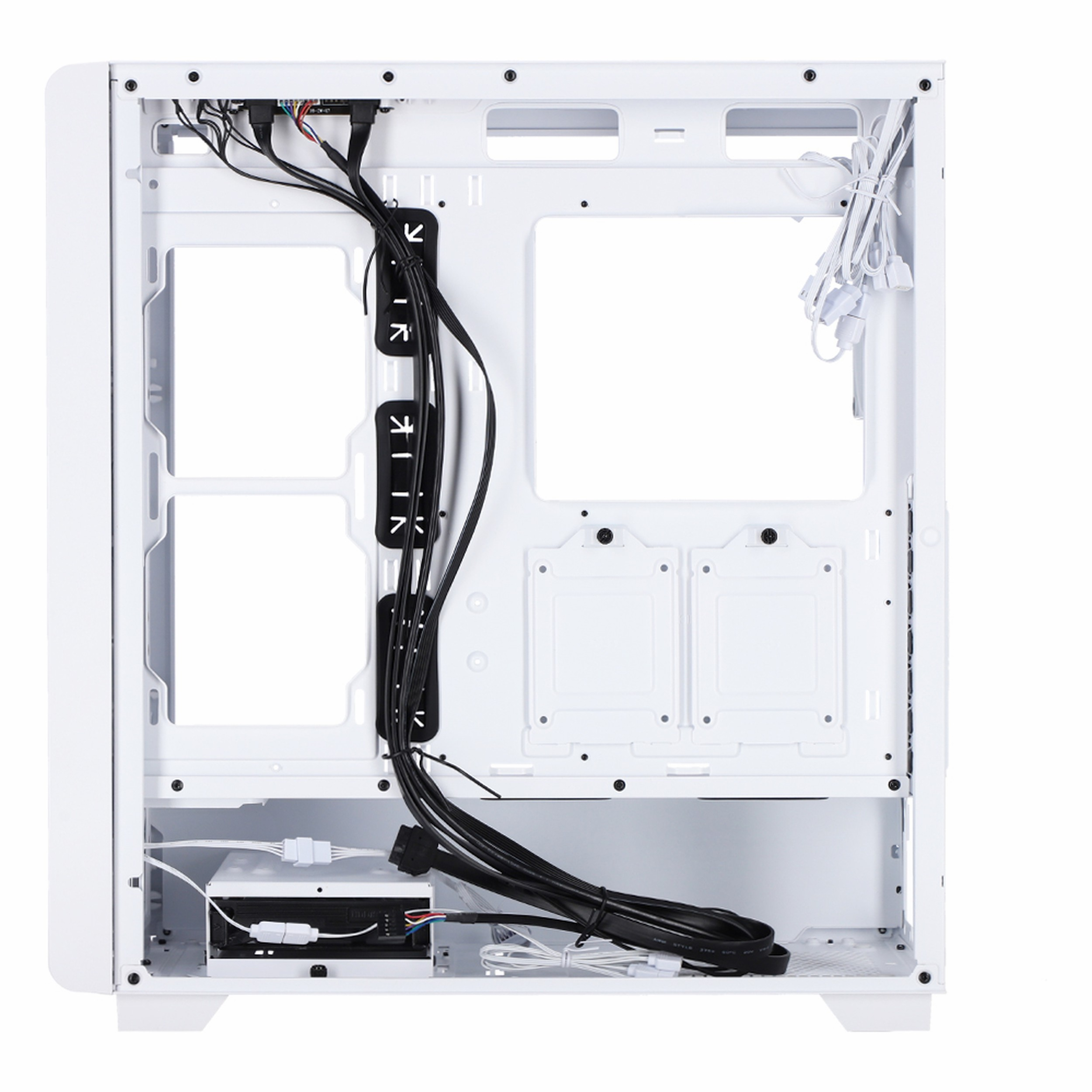 Düzenli kablolanmış beyaz bir PC kasasının iç görünümü.