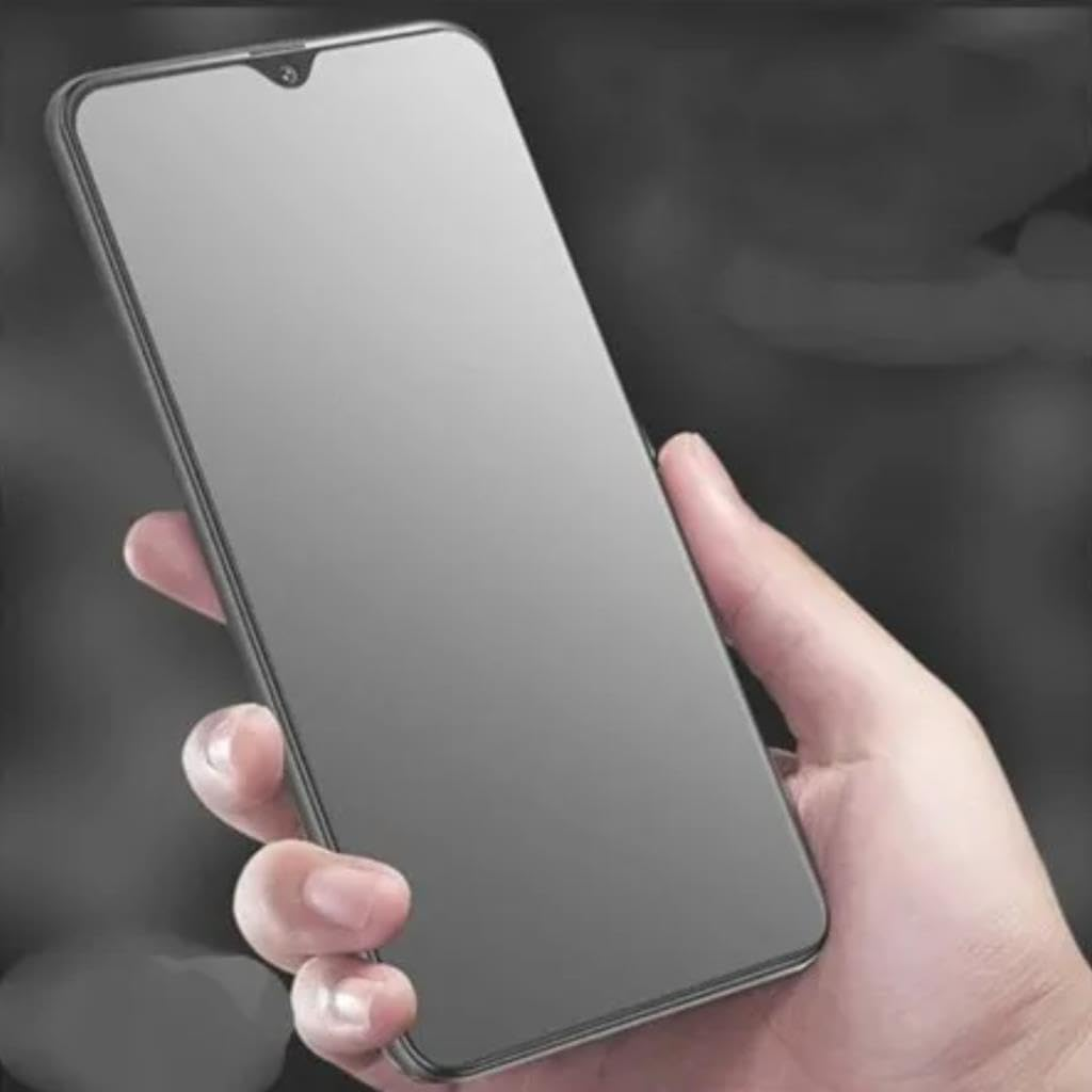 Bir el, karanlık bir arka plan önünde mat ekran koruyuculu siyah bir akıllı telefon tutuyor.