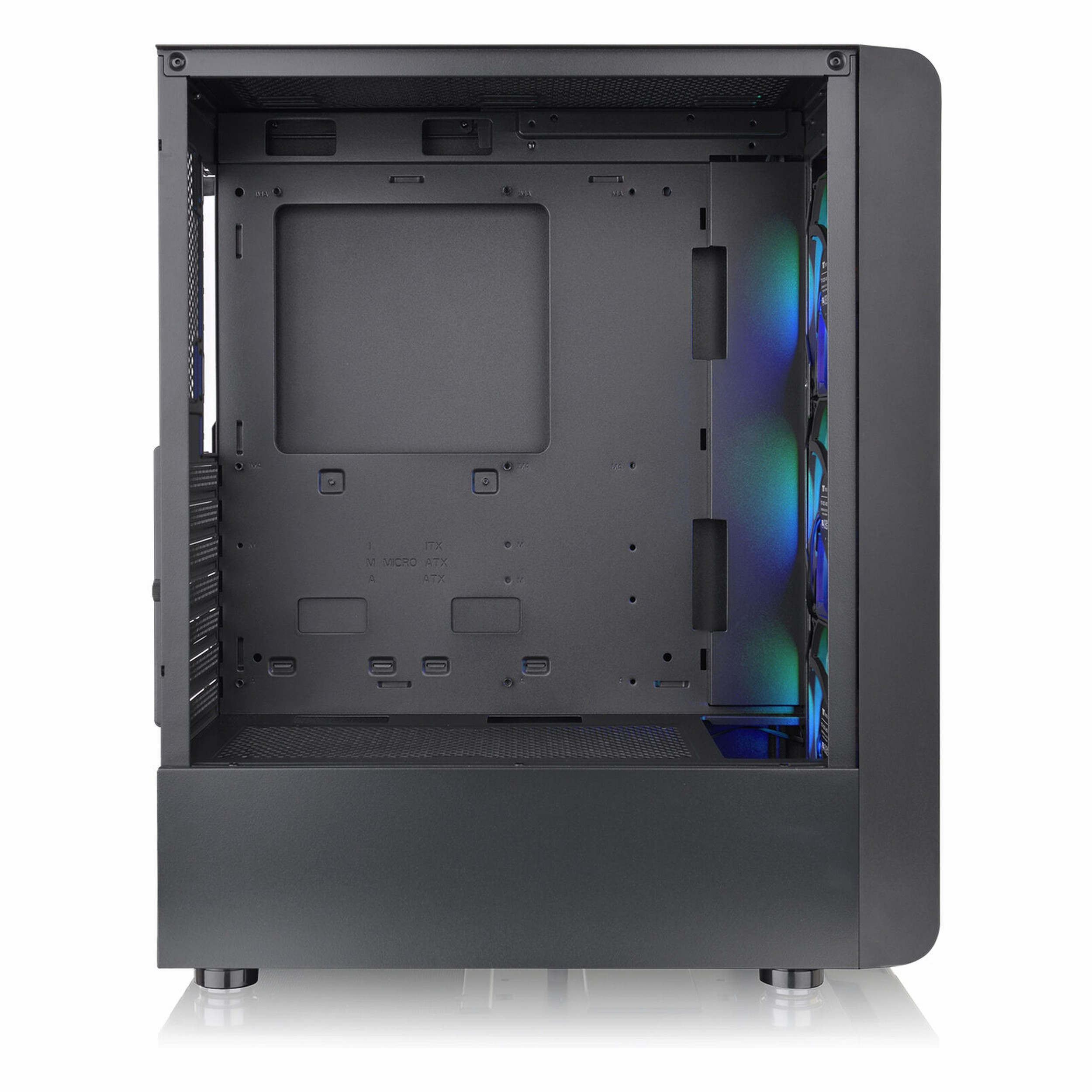 Ön panelinde entegre RGB fanlar bulunan boş bir siyah bilgisayar kasası.