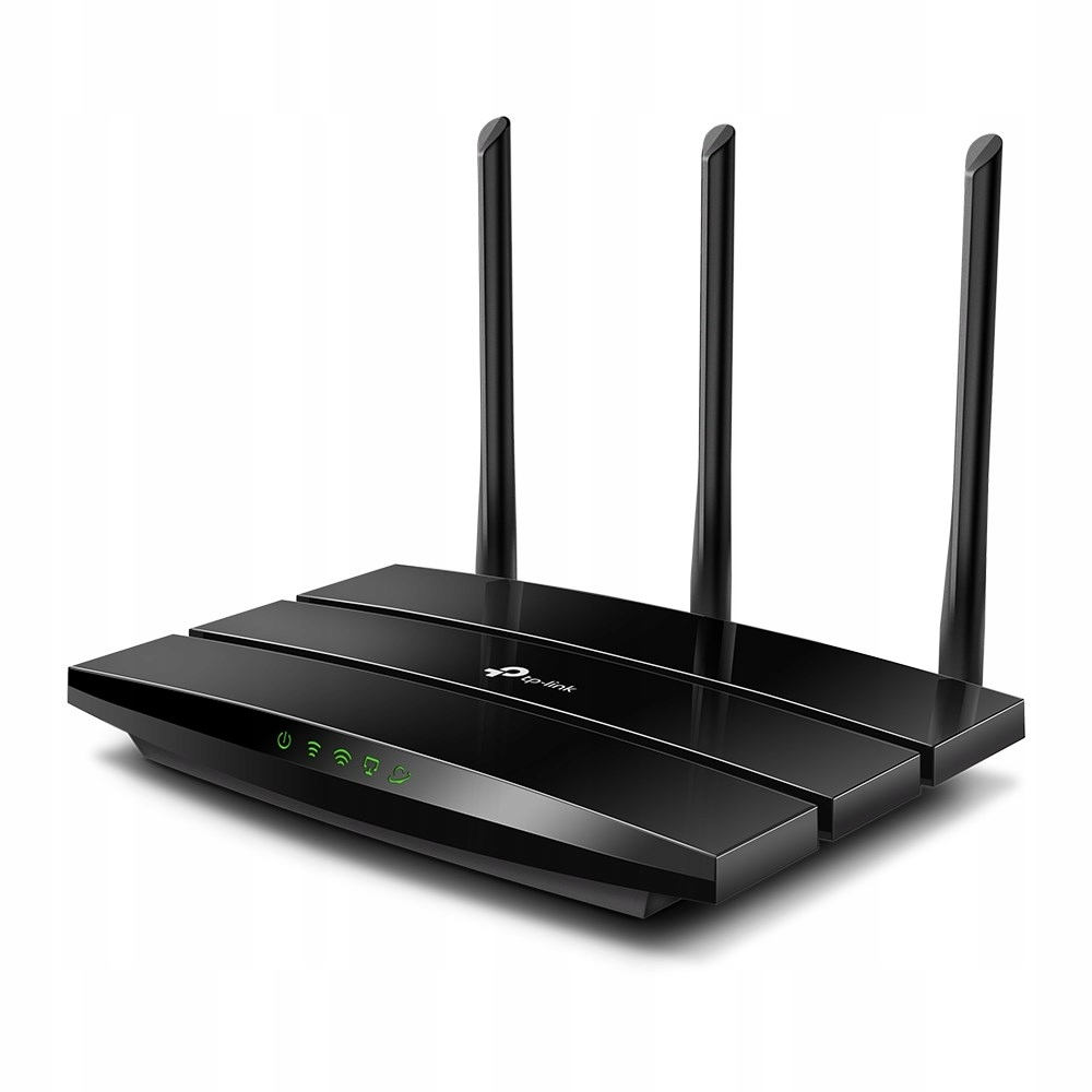Ein glänzender schwarzer TP-Link-Router mit drei Antennen und grünen LED-Leuchten auf weißem Hintergrund.