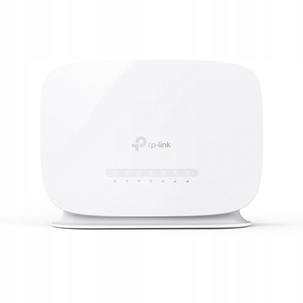Een witte TP-Link router staat rechtop op een witte voet tegen een zuiver witte achtergrond.