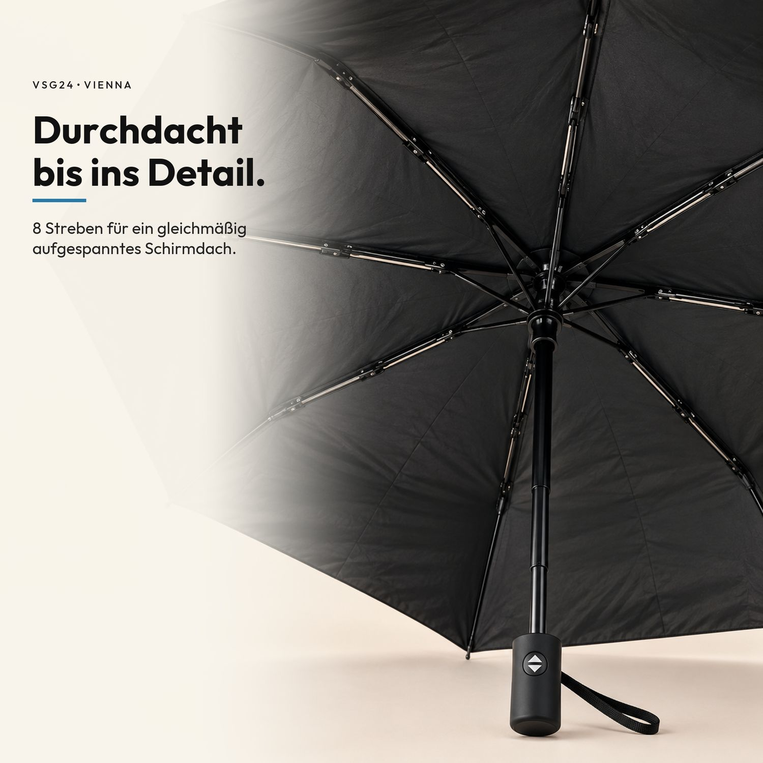 Geöffnete Unterseite eines schwarzen Regenschirms mit acht silbernen Streben.