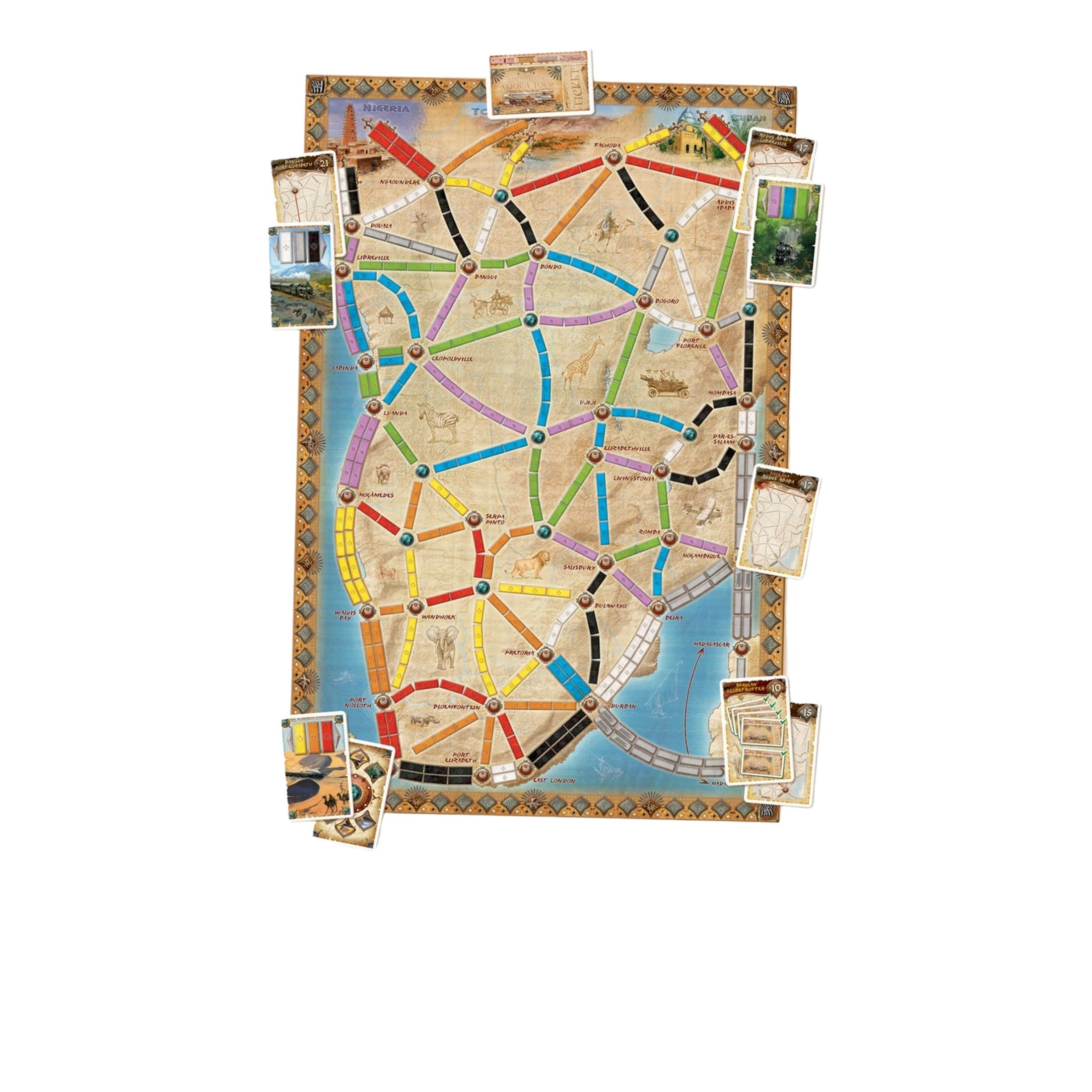 Eine Karte von Afrika mit bunten Zugstrecken, Städten und verstreuten Spielkarten auf einem Brettspiel.