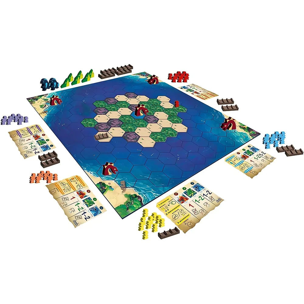 Ein Brettspiel mit Sechseck-Kacheln, Ozeankarte, bunten Holzteilen und Spieler Karten ausgelegt auf einem Tisch.
