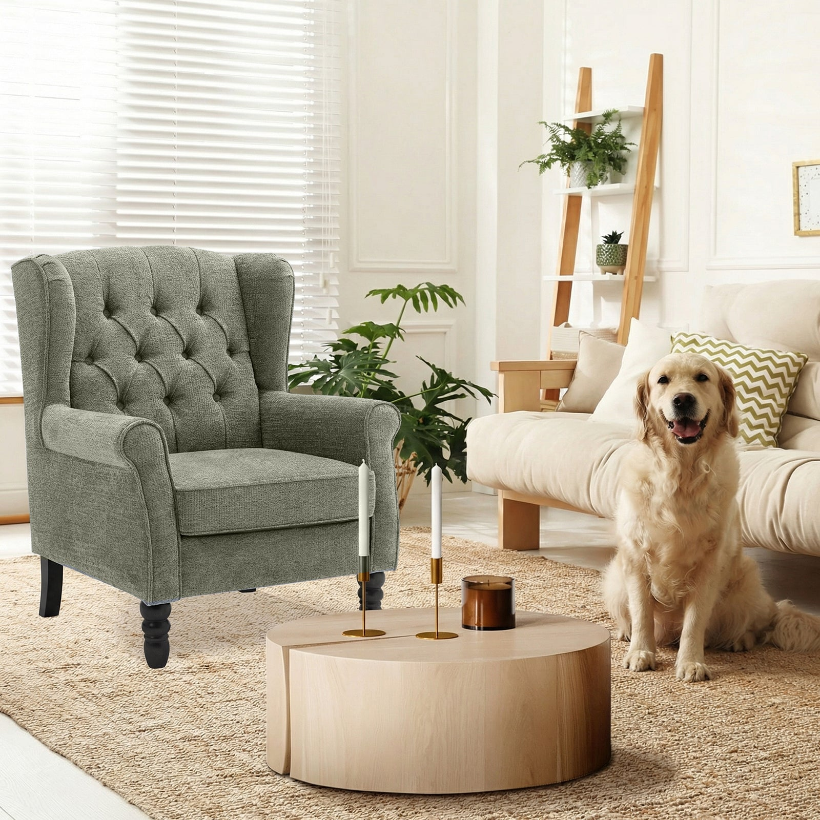 Un accogliente soggiorno con poltrona grigia, tavolino in legno con candele, divano beige e un Golden Retriever.