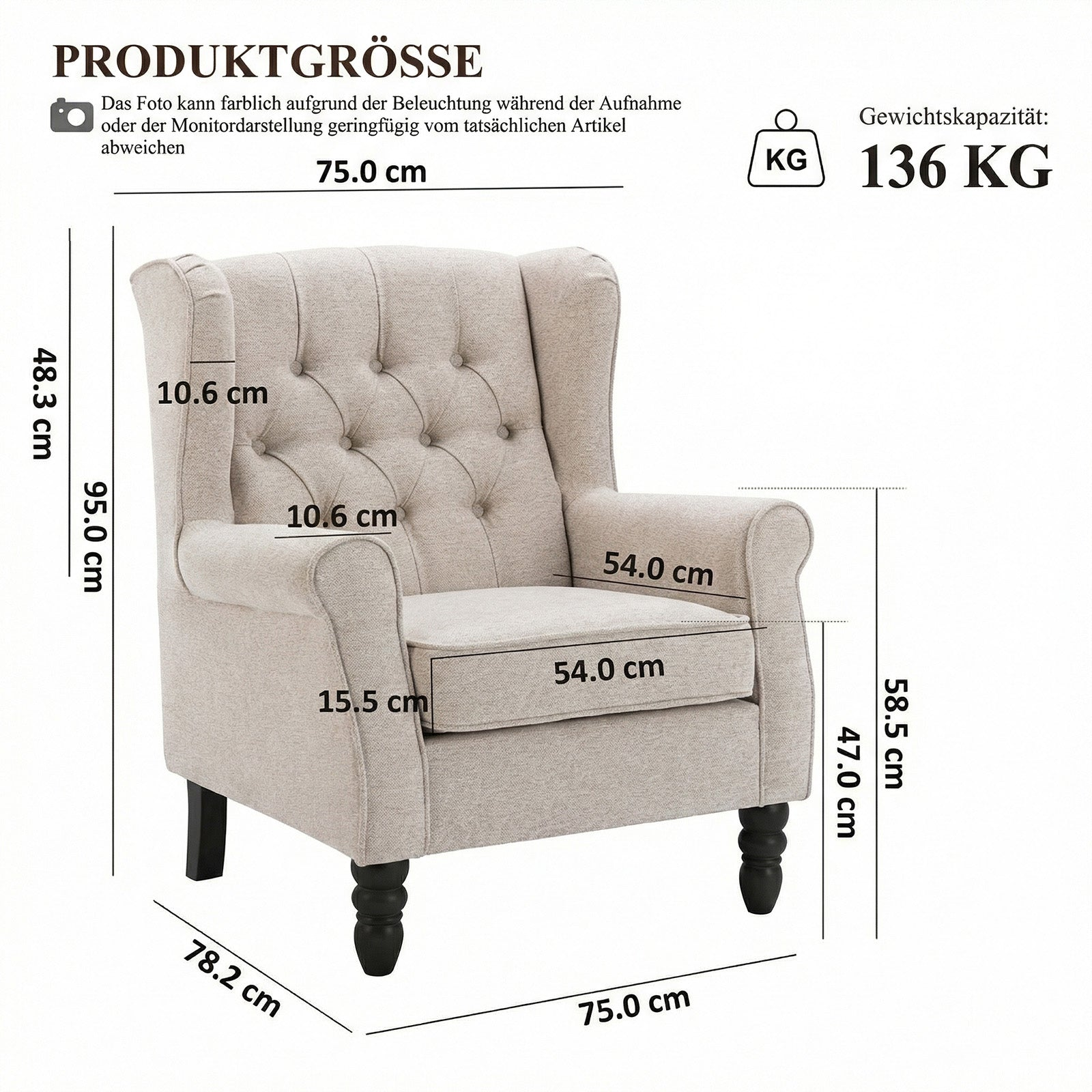 Poltrona orecchiona beige con bottoni, gambe in legno scuro e misure dettagliate su sfondo bianco.