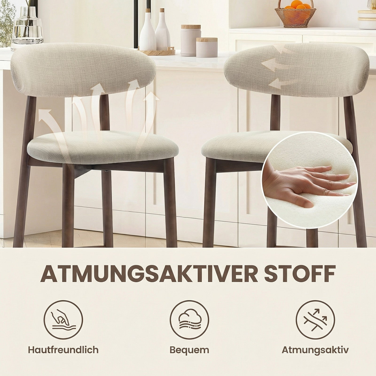 Due sedie beige con gambe in legno scuro in cucina, con icone e testo sul tessuto traspirante.