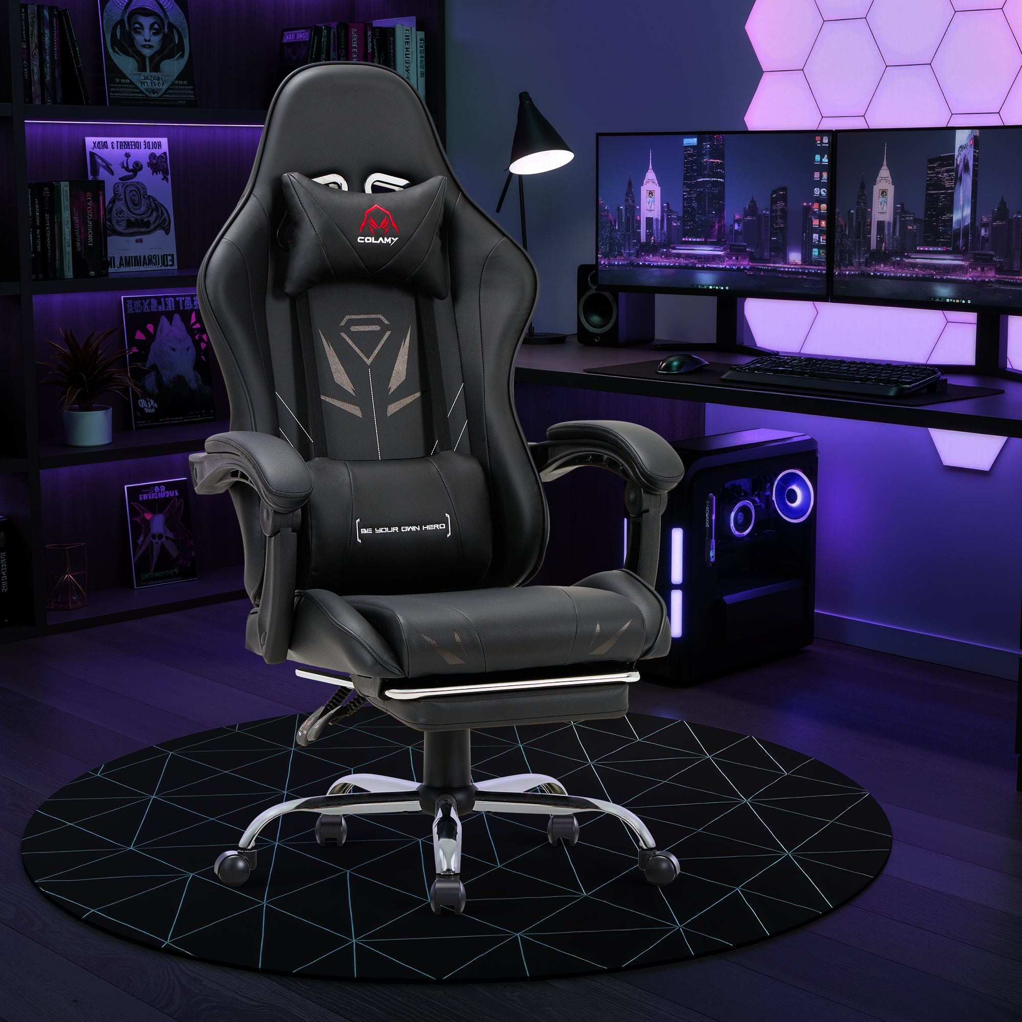 Schwarzer Gaming-Stuhl auf einer runden Matte vor einem Schreibtisch mit Monitoren und violettem Licht.