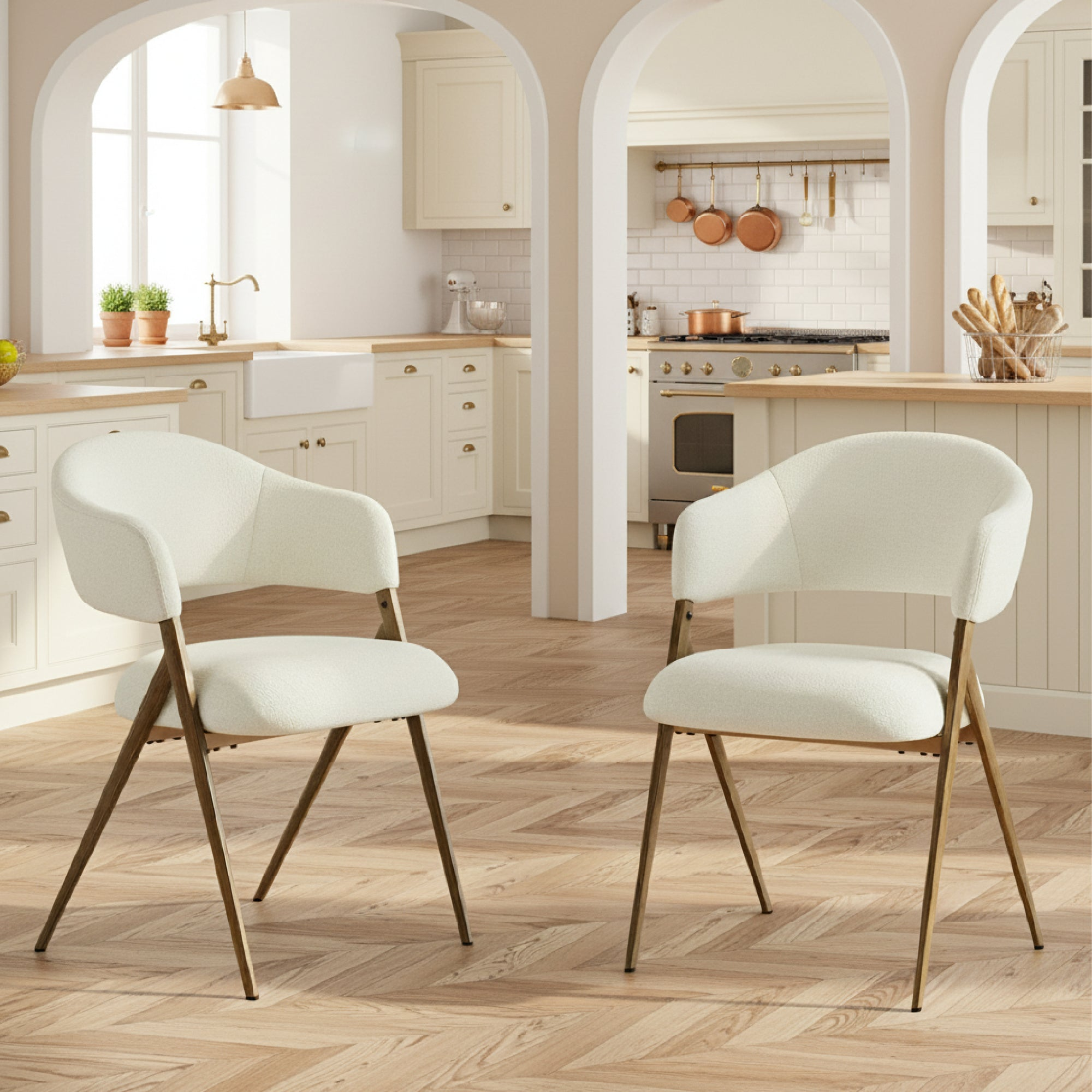 Due sedie bianche con gambe in legno in una cucina moderna.