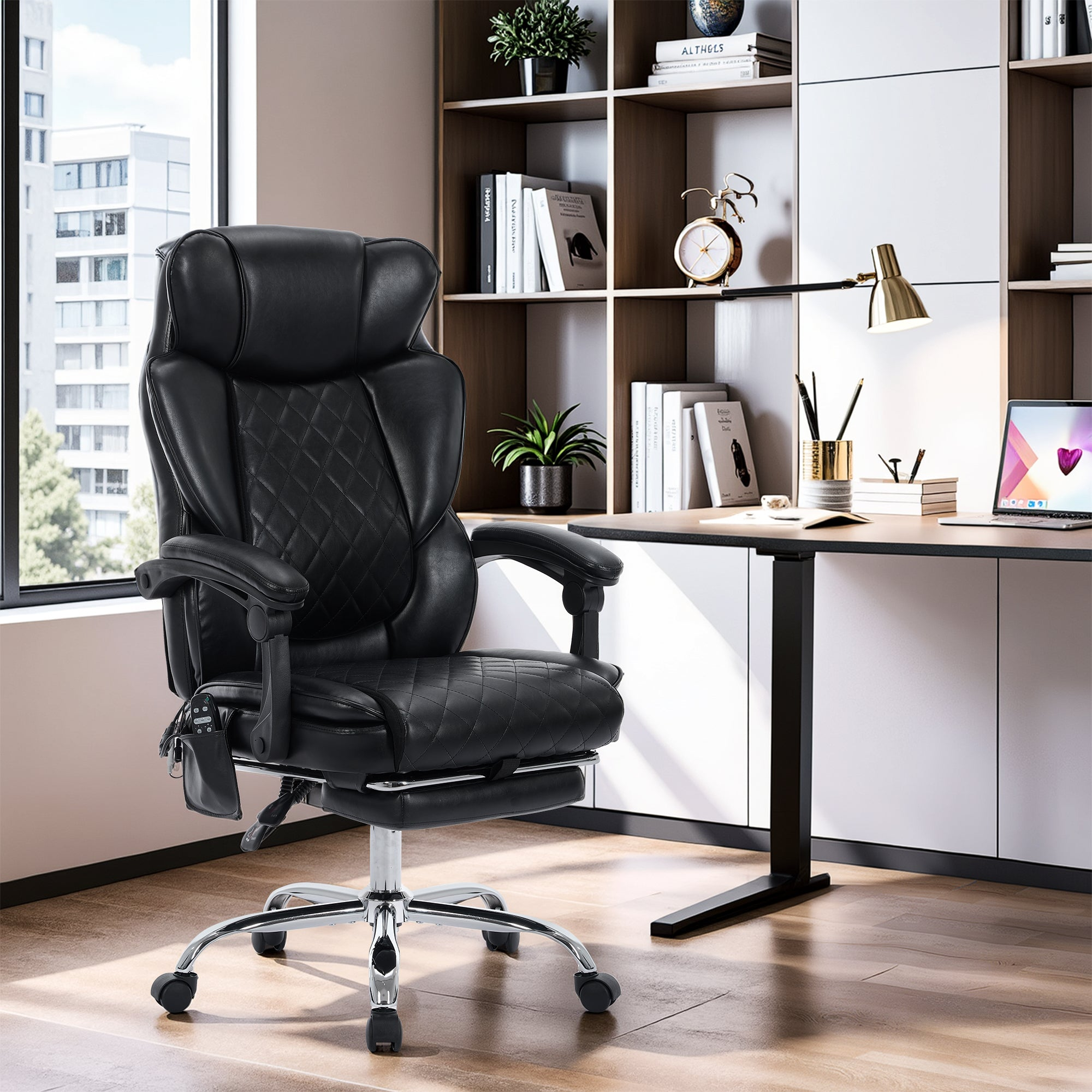 Schwarzer Ledersessel mit gepolsterter Rückenlehne und Chromfüßen in modernem Büro.