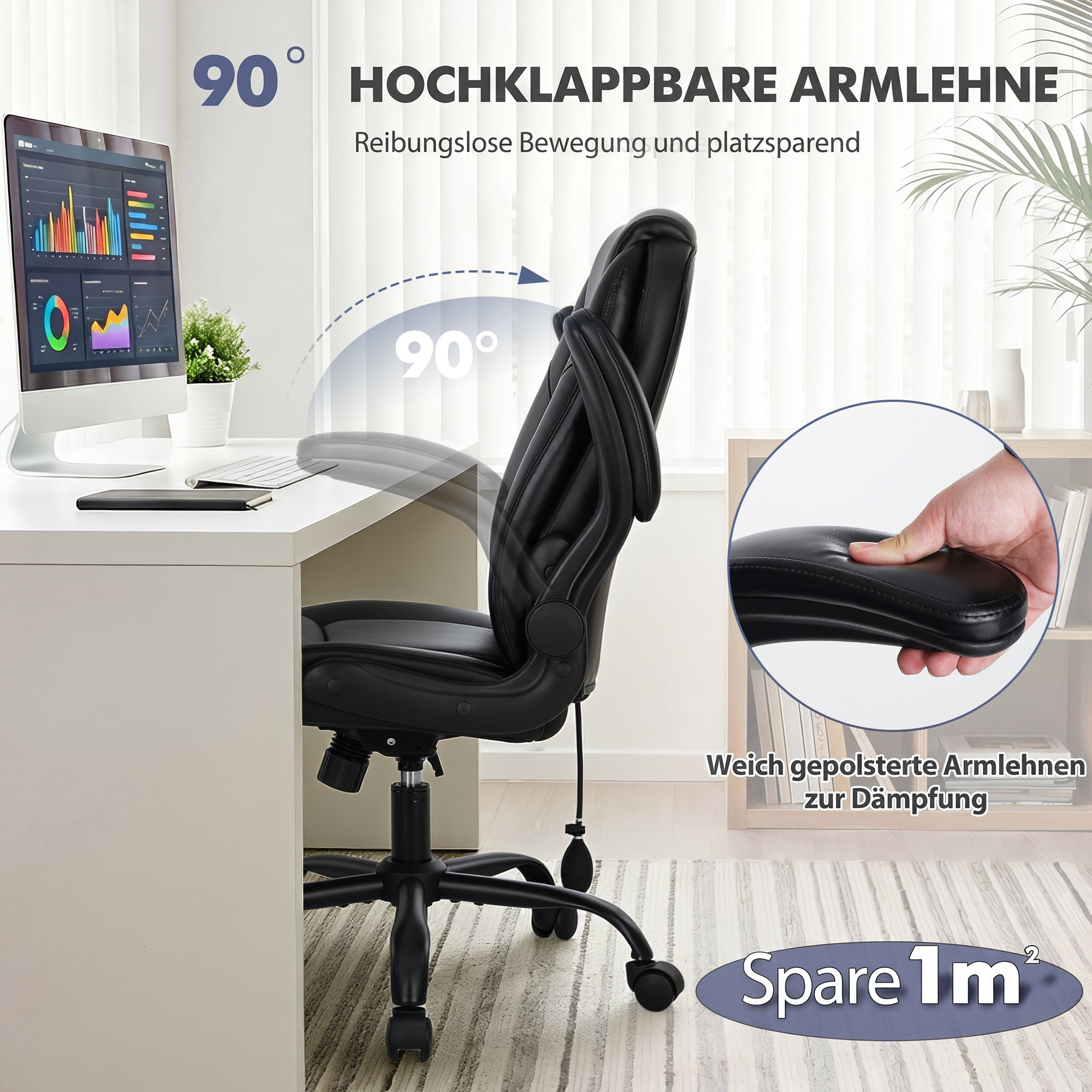 Schwarzer Buerostuhl mit klappbaren Armlehnen am Schreibtisch.