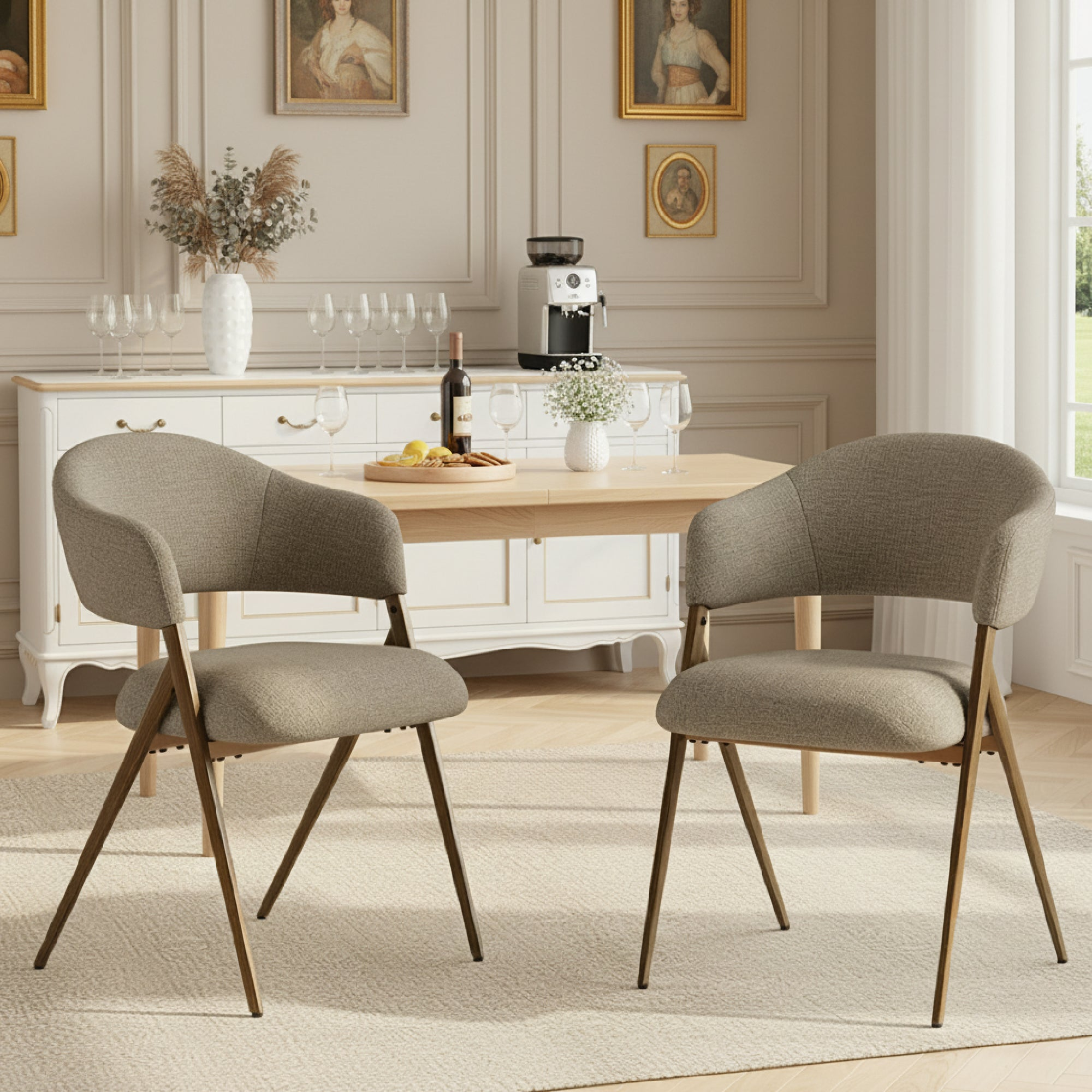 Due sedie da pranzo grigie su un tappeto davanti a un tavolo in legno, credenza e arte da parete.