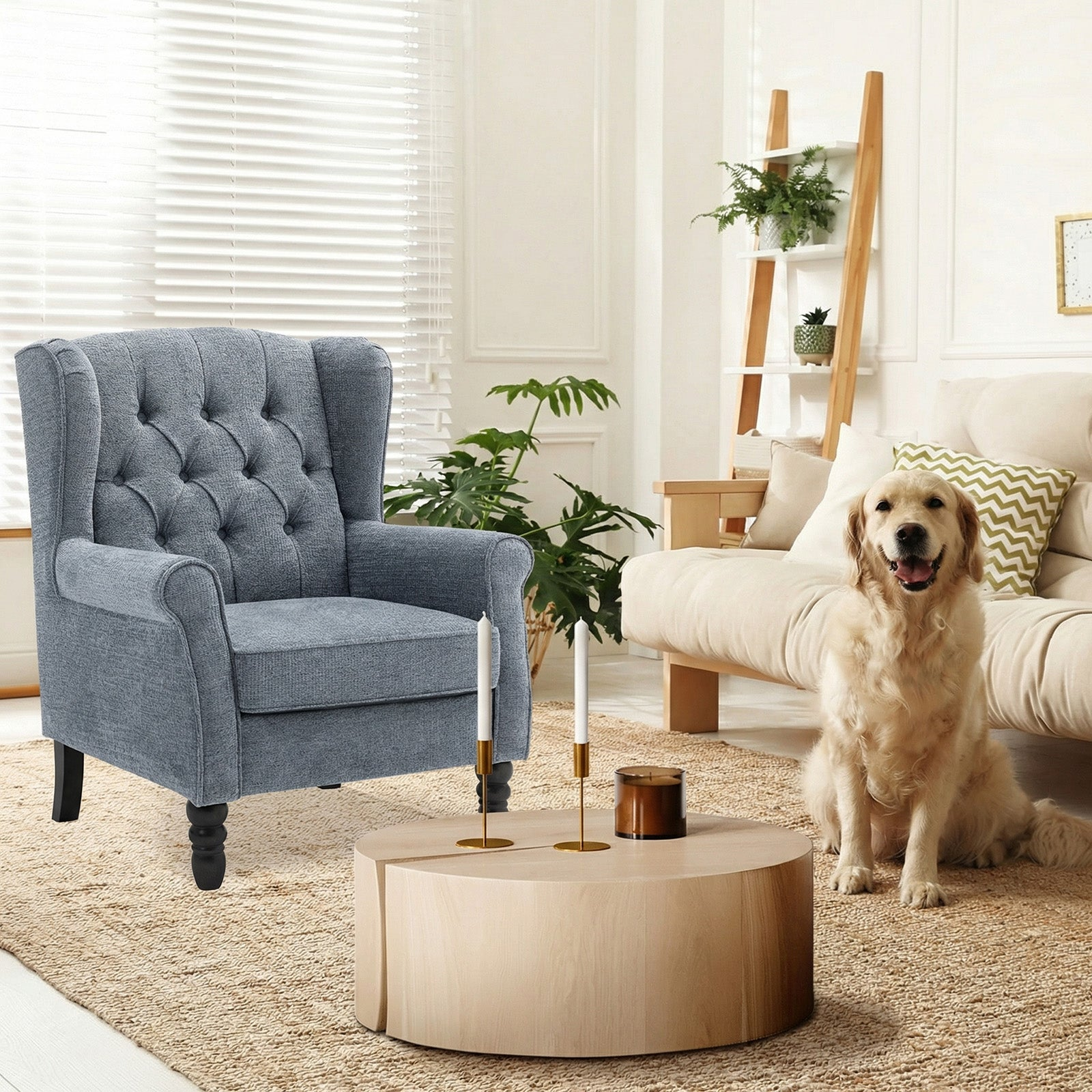 Gemütliches Wohnzimmer mit blauem Ohrensessel, Holztisch mit Kerzen, beigem Sofa und einem Golden Retriever auf Teppich.