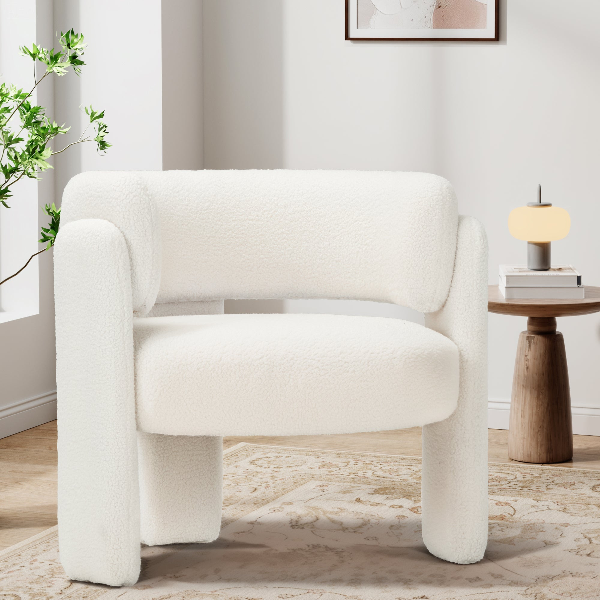 Un sillón de felpa blanca en una habitación luminosa sobre una alfombra, junto a una mesita de madera con lámpara.