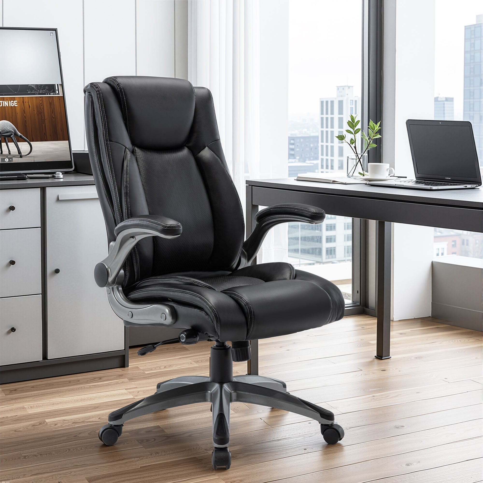Ein schwarzer ergonomischer Buerostuhl mit grauen Akzenten steht in einem modernen Arbeitszimmer mit Holzboden und grossem Fenster.